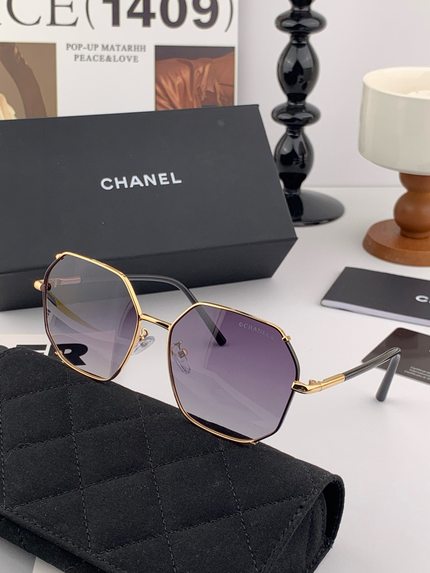  新品CHANEL 香奈儿太阳镜以独特魅力和前卫风格诠释春夏最新眼镜，以方框设计两边经典小香珍珠做点缀，