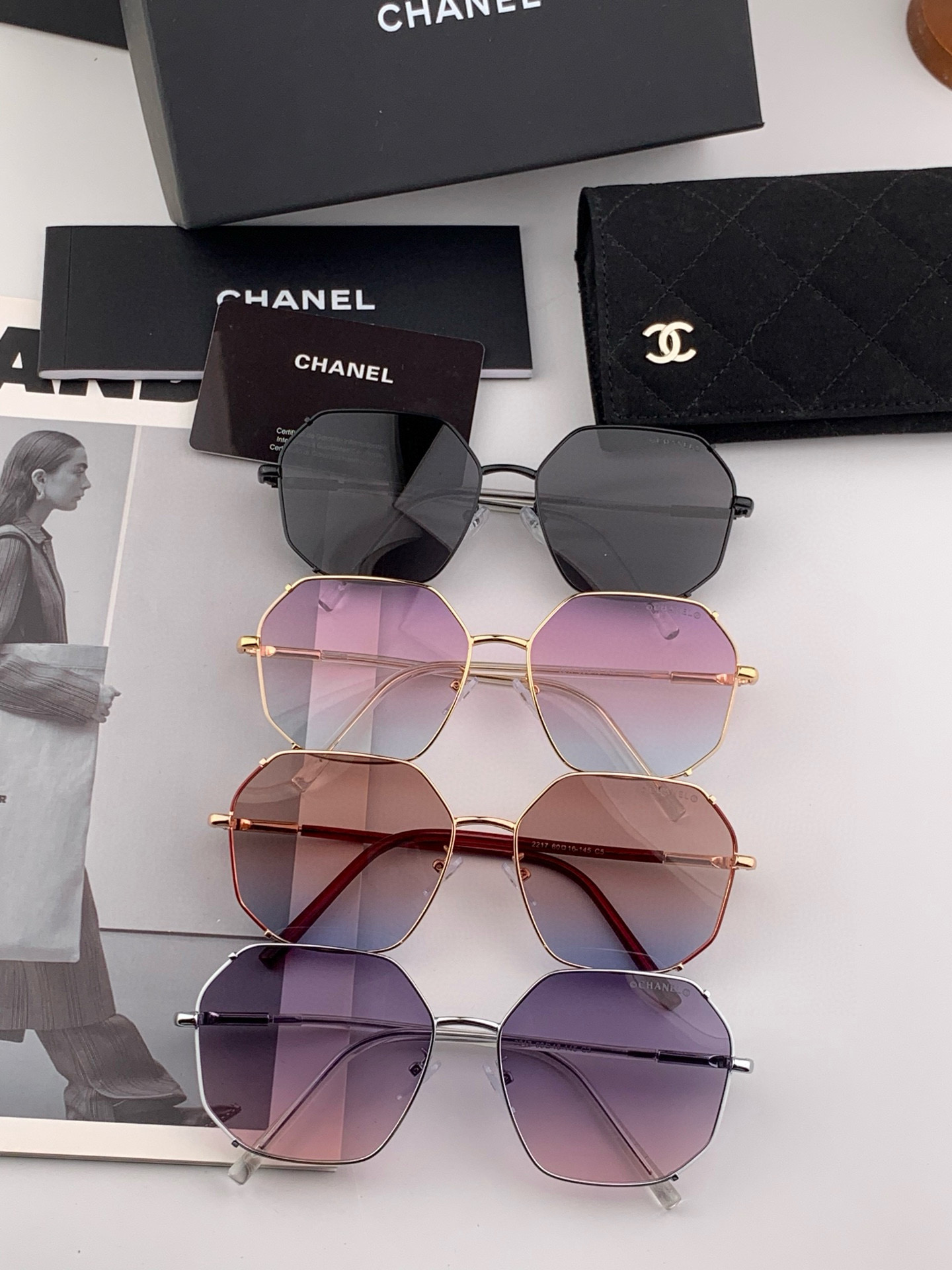  新品CHANEL 香奈儿太阳镜以独特魅力和前卫风格诠释春夏最新眼镜，以方框设计两边经典小香珍珠做点缀，