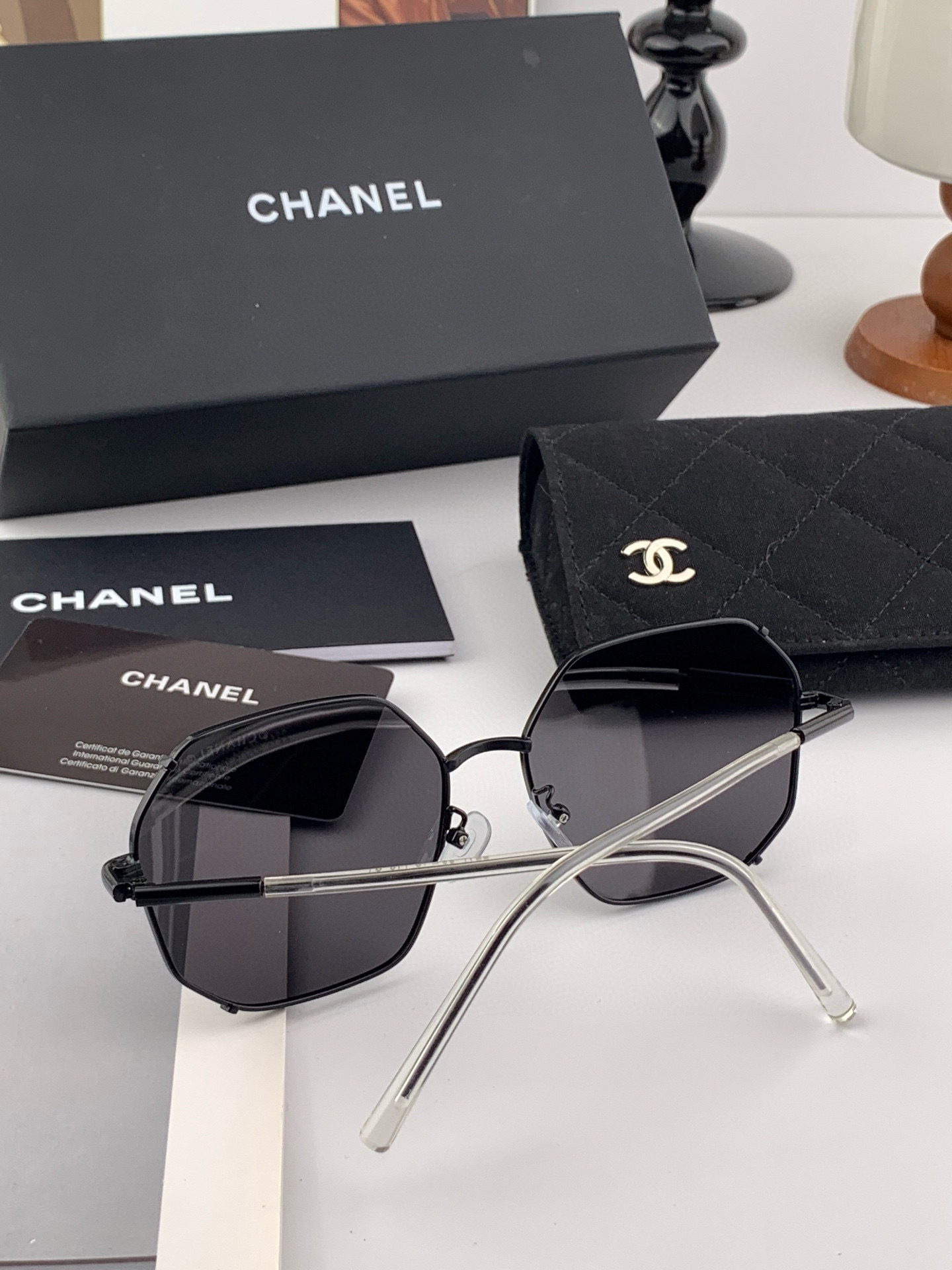  新品CHANEL 香奈儿太阳镜以独特魅力和前卫风格诠释春夏最新眼镜，以方框设计两边经典小香珍珠做点缀，