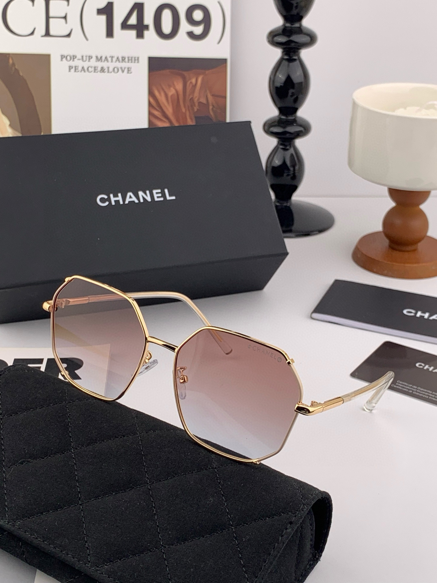  新品CHANEL 香奈儿太阳镜以独特魅力和前卫风格诠释春夏最新眼镜，以方框设计两边经典小香珍珠做点缀，