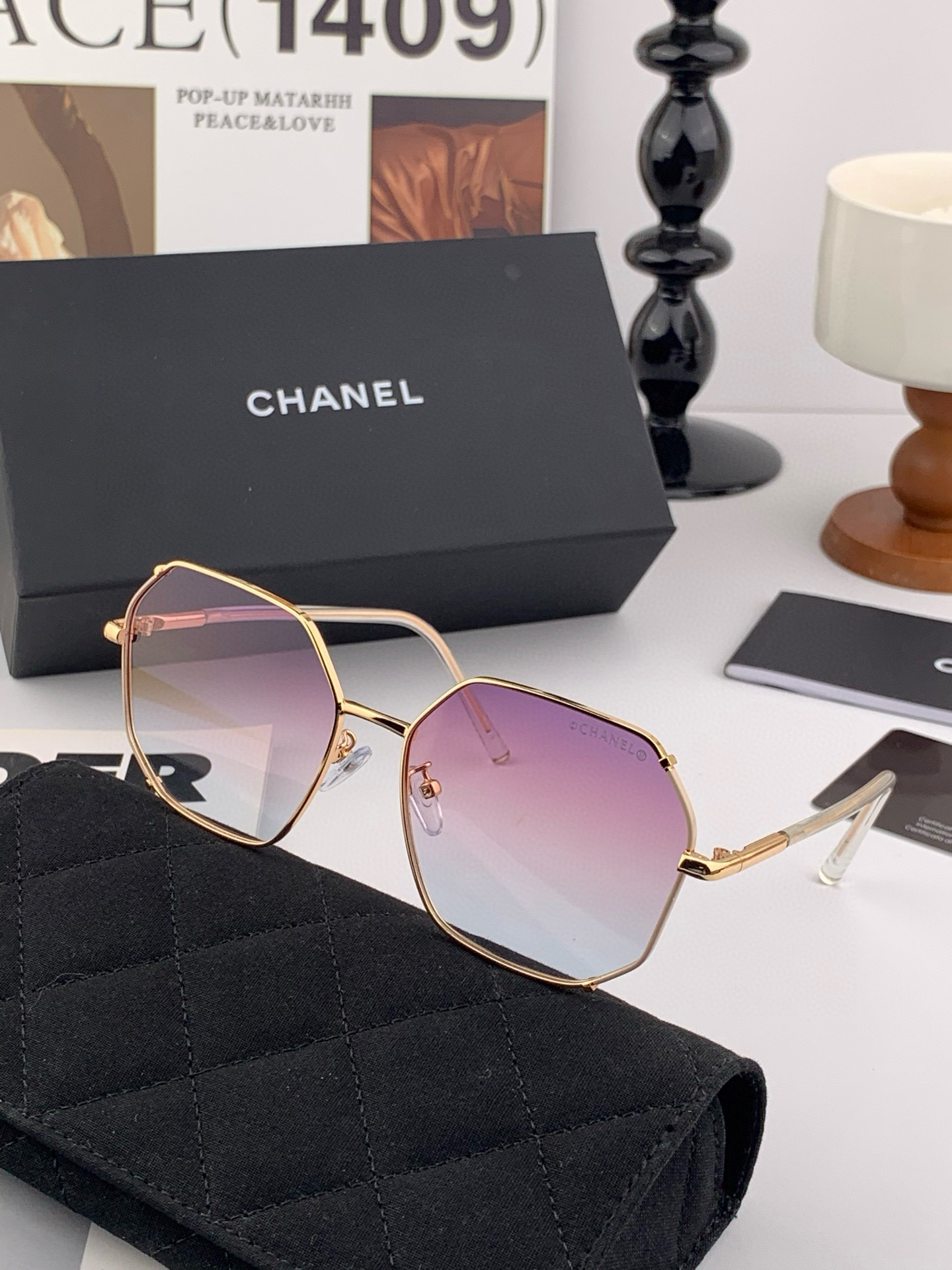  新品CHANEL 香奈儿太阳镜以独特魅力和前卫风格诠释春夏最新眼镜，以方框设计两边经典小香珍珠做点缀，