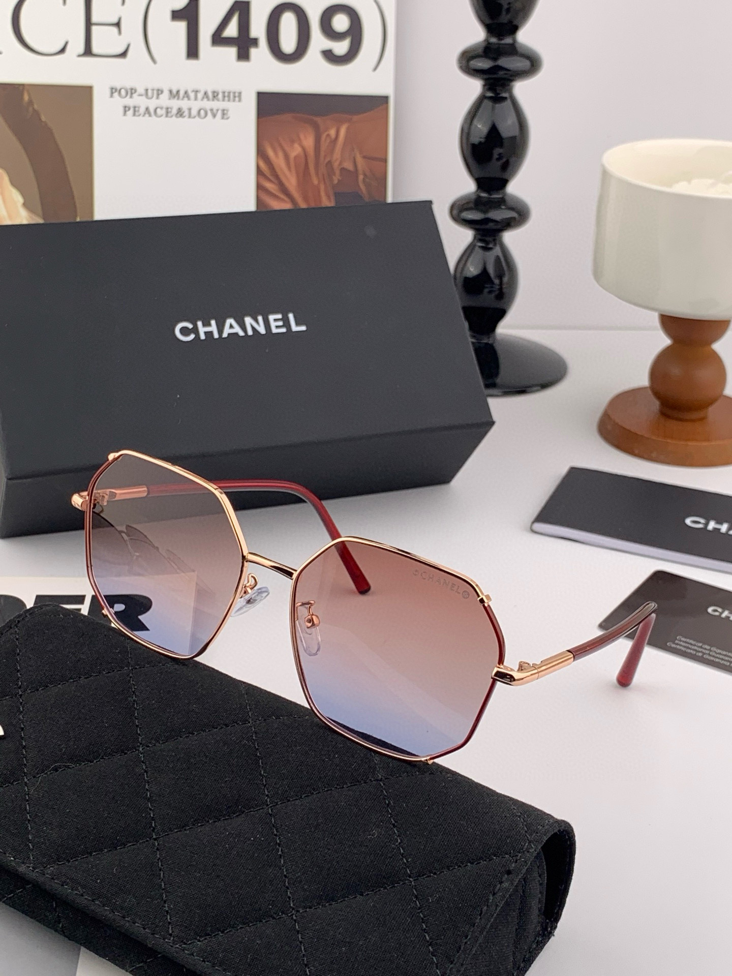  新品CHANEL 香奈儿太阳镜以独特魅力和前卫风格诠释春夏最新眼镜，以方框设计两边经典小香珍珠做点缀，