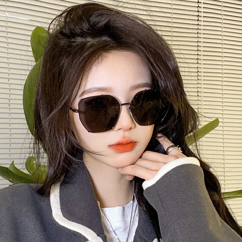   新品CHANEL 香奈儿太阳镜以独特魅力和前卫风格诠释春夏最新眼镜，以方框设计两边经典铆钉做点缀，中