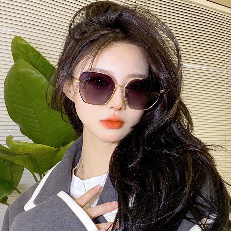   新品CHANEL 香奈儿太阳镜以独特魅力和前卫风格诠释春夏最新眼镜，以方框设计两边经典铆钉做点缀，中