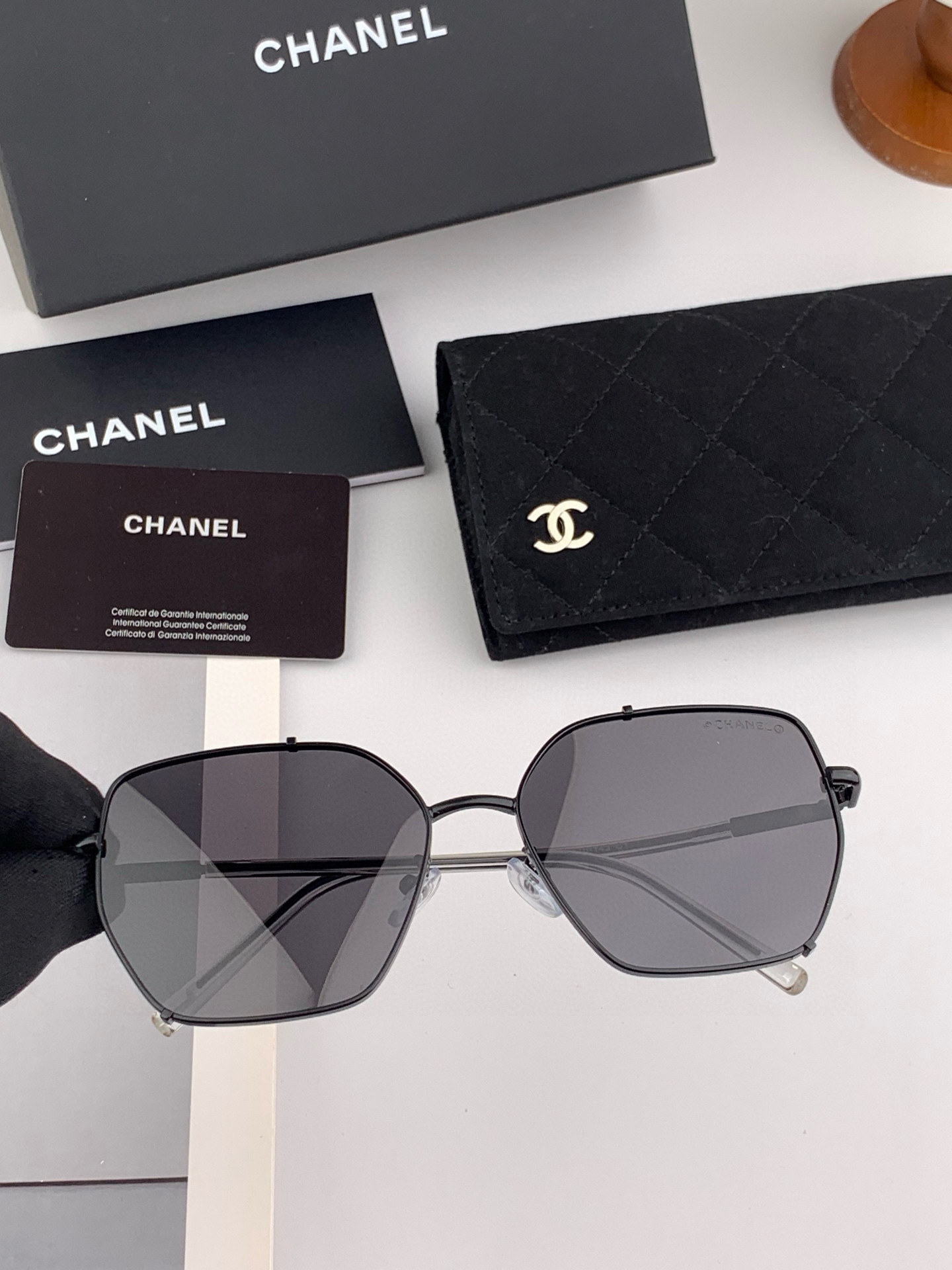   新品CHANEL 香奈儿太阳镜以独特魅力和前卫风格诠释春夏最新眼镜，以方框设计两边经典铆钉做点缀，中