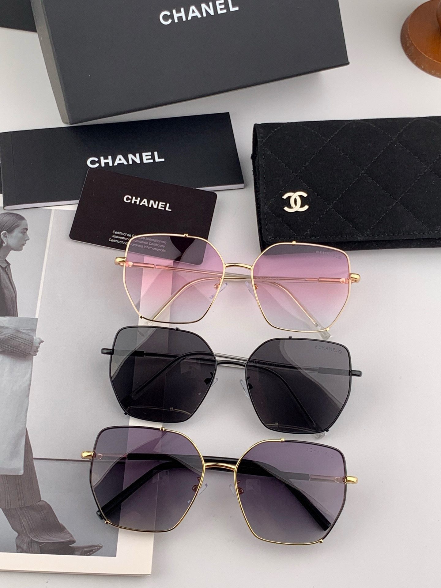   新品CHANEL 香奈儿太阳镜以独特魅力和前卫风格诠释春夏最新眼镜，以方框设计两边经典铆钉做点缀，中