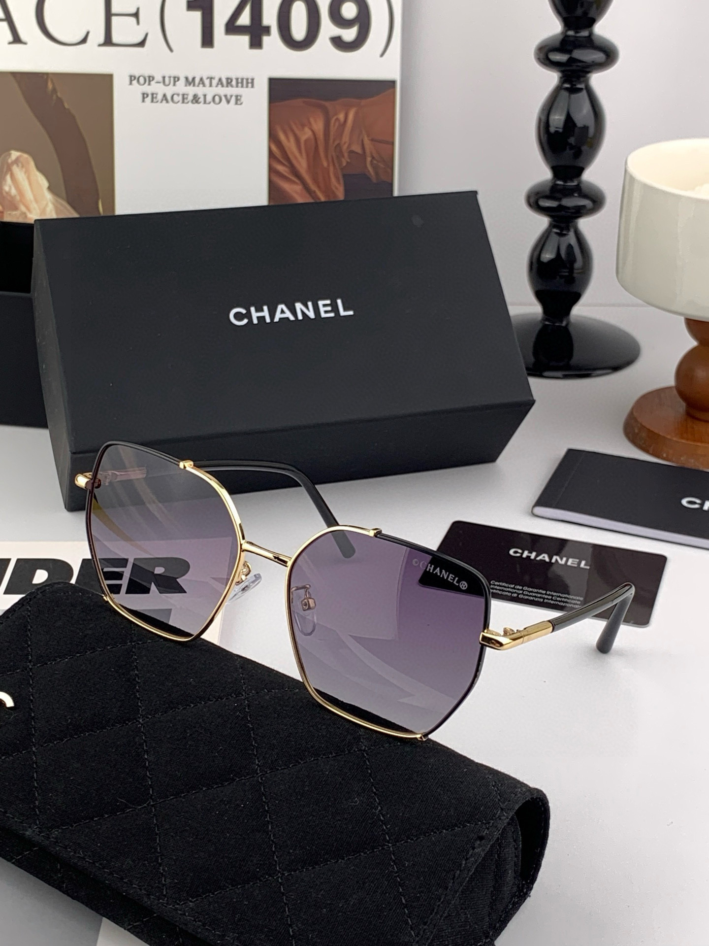   新品CHANEL 香奈儿太阳镜以独特魅力和前卫风格诠释春夏最新眼镜，以方框设计两边经典铆钉做点缀，中