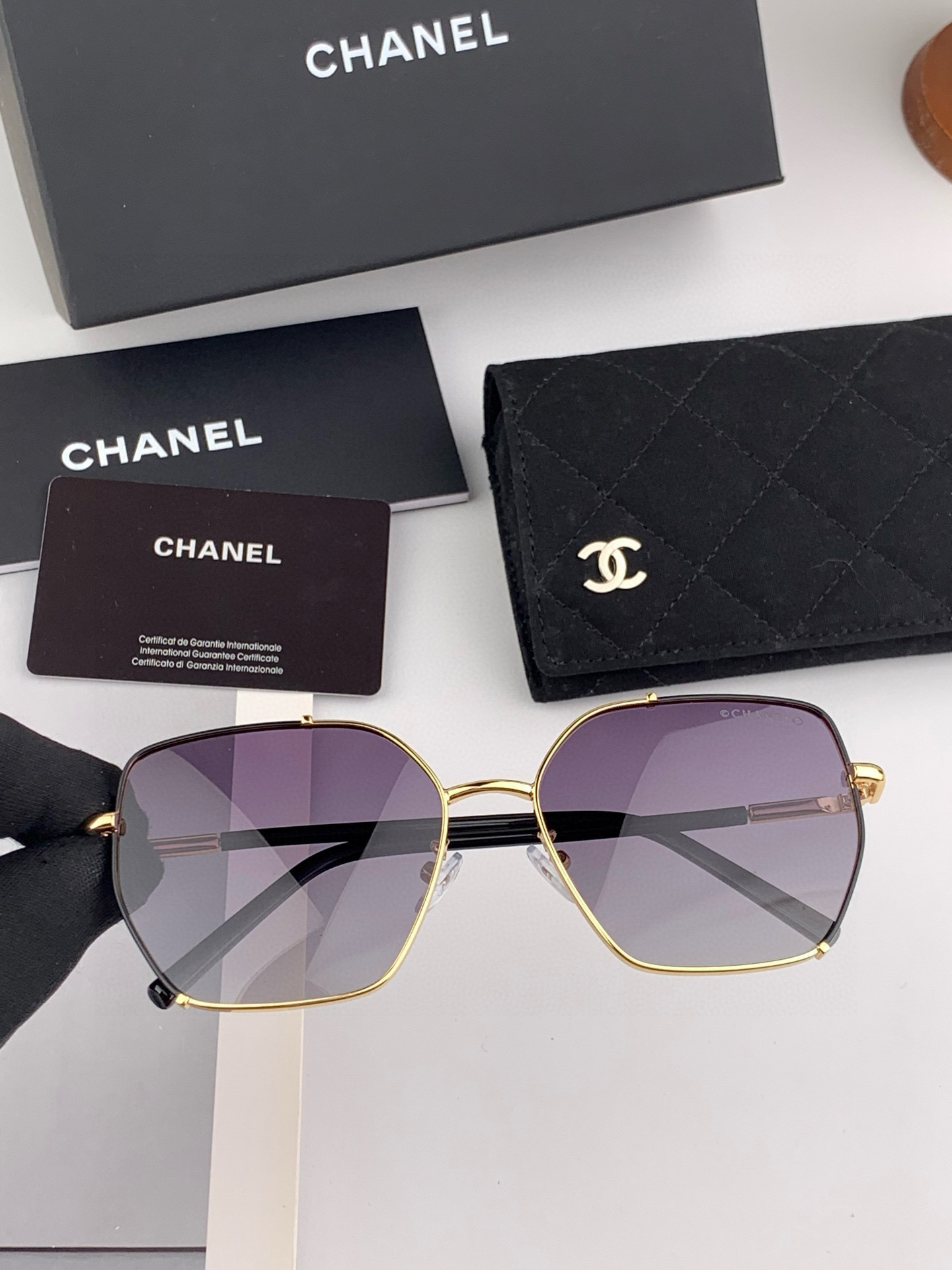   新品CHANEL 香奈儿太阳镜以独特魅力和前卫风格诠释春夏最新眼镜，以方框设计两边经典铆钉做点缀，中