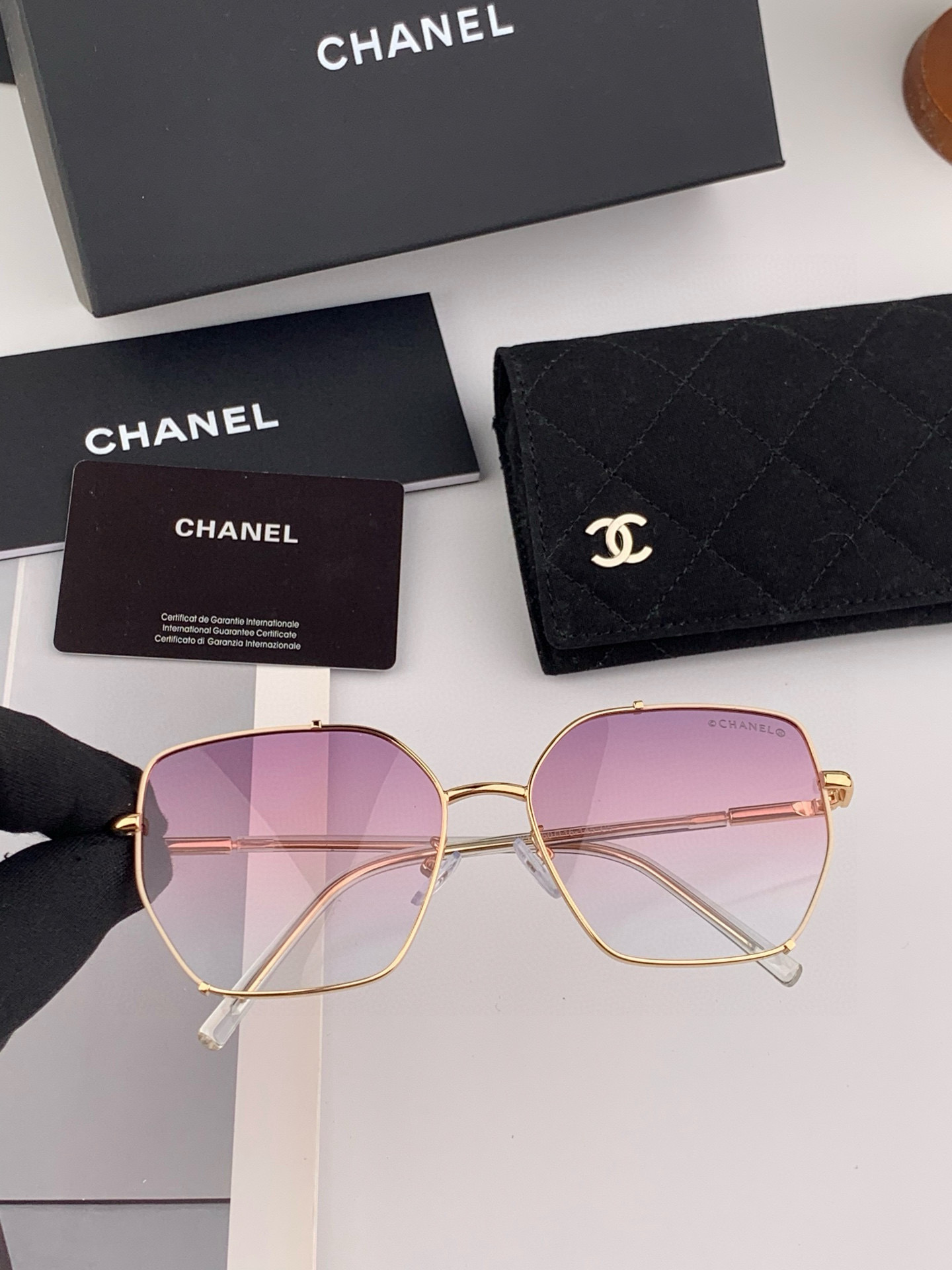   新品CHANEL 香奈儿太阳镜以独特魅力和前卫风格诠释春夏最新眼镜，以方框设计两边经典铆钉做点缀，中