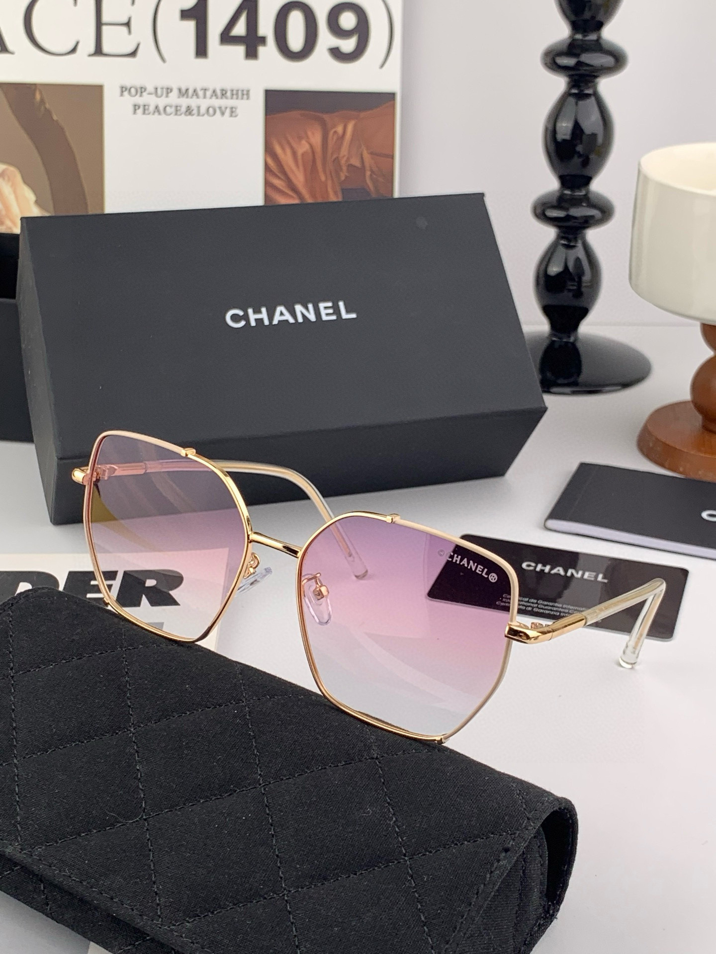   新品CHANEL 香奈儿太阳镜以独特魅力和前卫风格诠释春夏最新眼镜，以方框设计两边经典铆钉做点缀，中