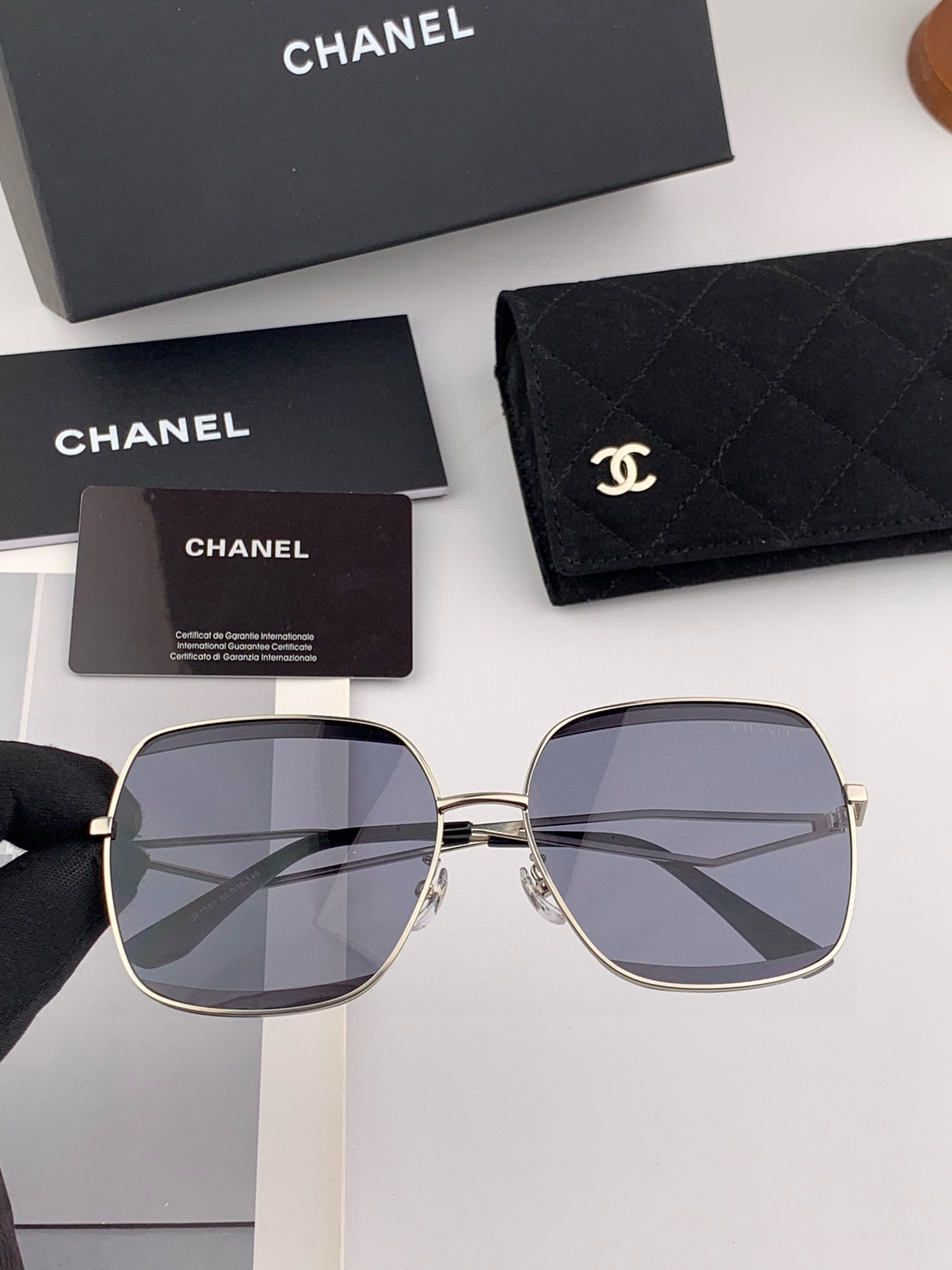 【CHANEL】香奈儿  新款尼龙太眼镜，无框钻石 切边更有质感，大气女人范儿，大脸小脸都好看 ！型号：