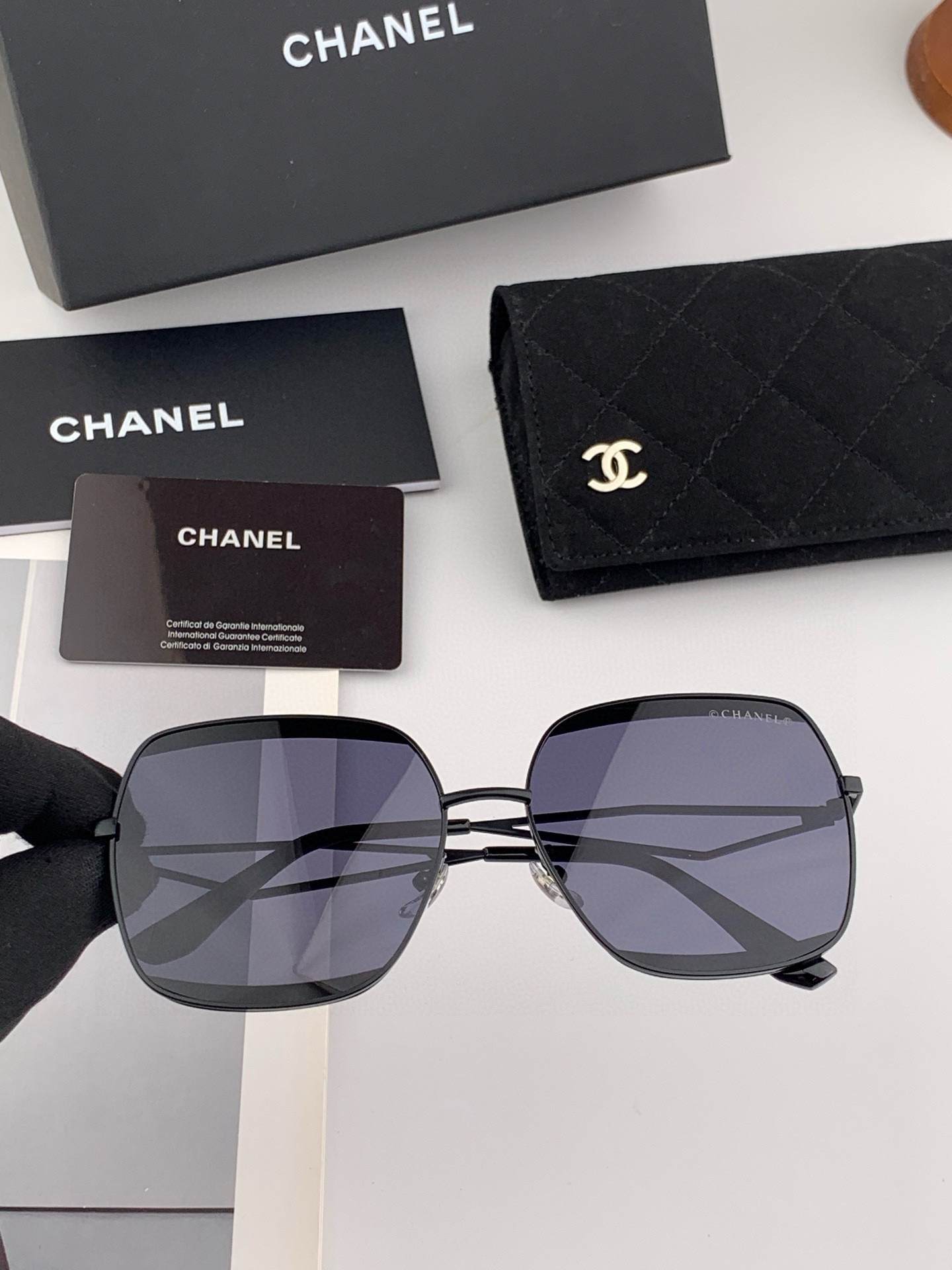 【CHANEL】香奈儿  新款尼龙太眼镜，无框钻石 切边更有质感，大气女人范儿，大脸小脸都好看 ！型号：