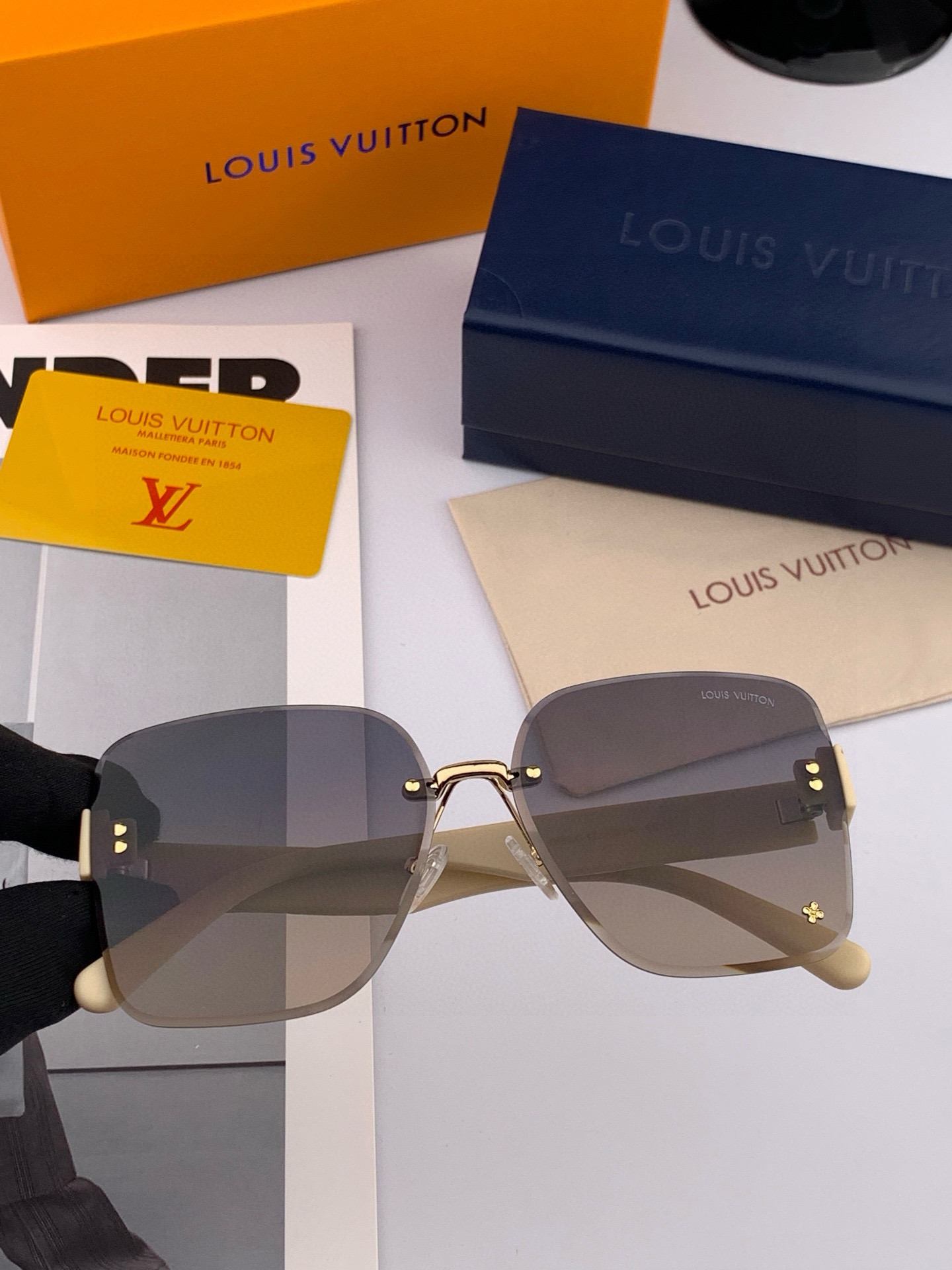   lv大框太阳镜墨镜经典的方框设计，不挑脸型，无论搭配大衣还是连衣裙都非常显气质尼龙镜片预防紫外线  