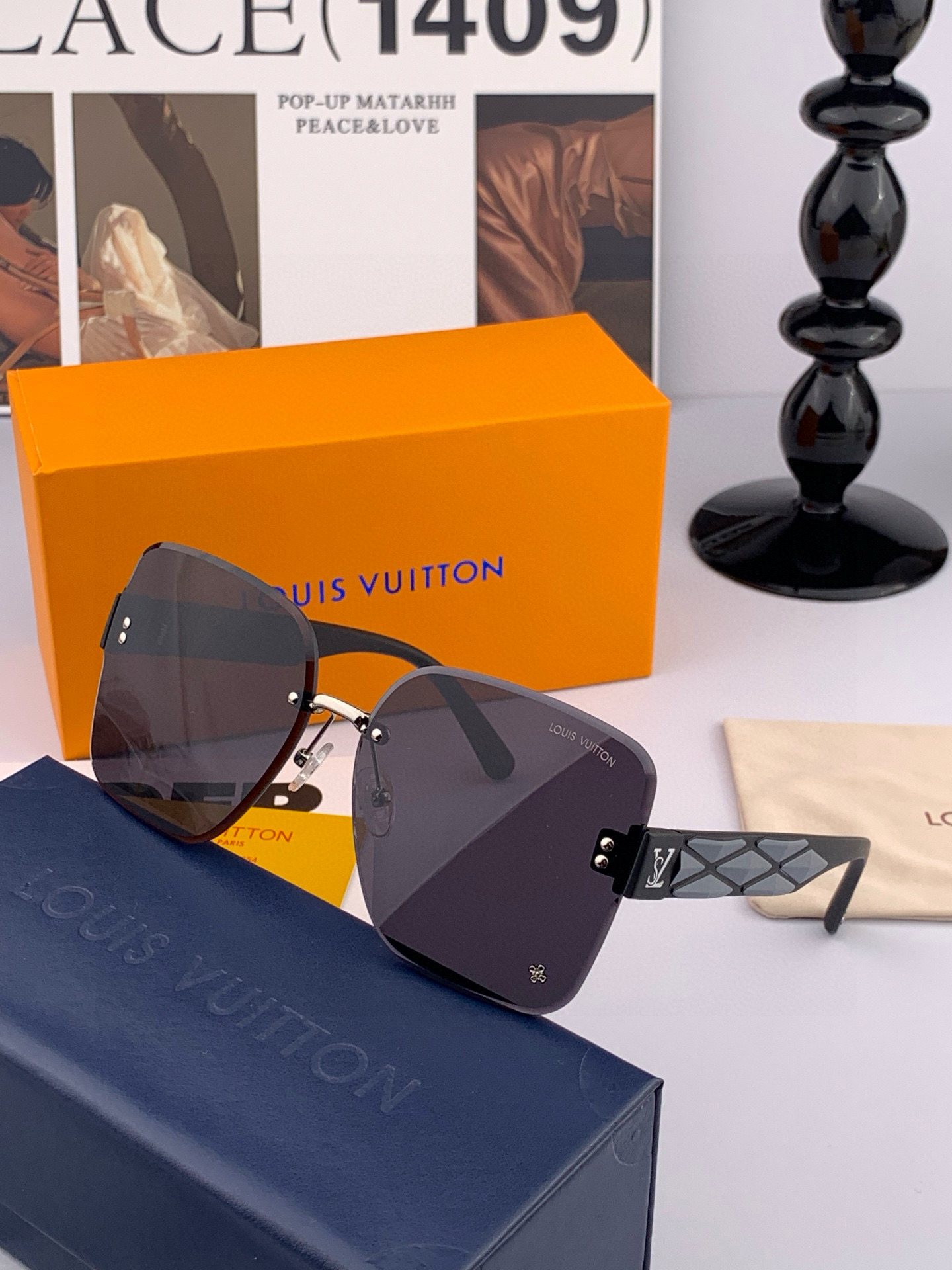   lv大框太阳镜墨镜经典的方框设计，不挑脸型，无论搭配大衣还是连衣裙都非常显气质尼龙镜片预防紫外线  