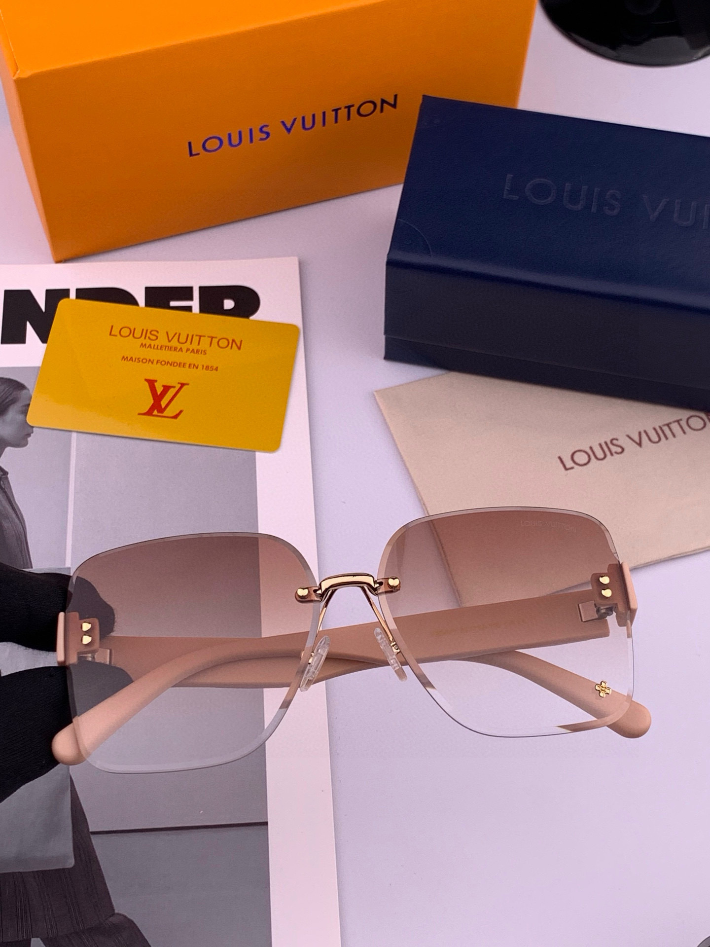   lv大框太阳镜墨镜经典的方框设计，不挑脸型，无论搭配大衣还是连衣裙都非常显气质尼龙镜片预防紫外线  