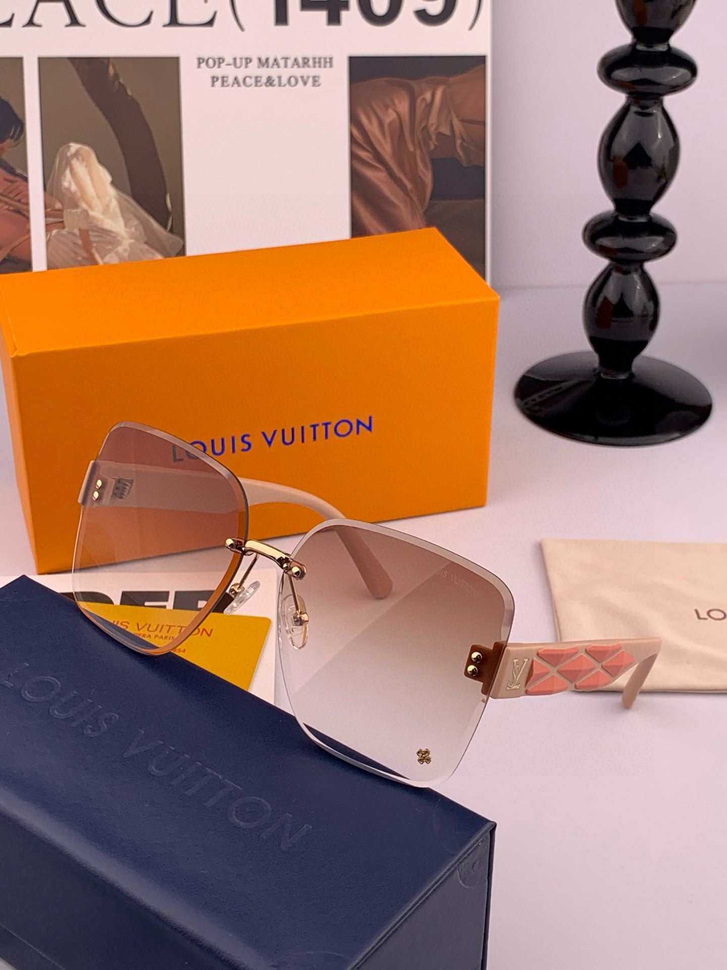   lv大框太阳镜墨镜经典的方框设计，不挑脸型，无论搭配大衣还是连衣裙都非常显气质尼龙镜片预防紫外线  