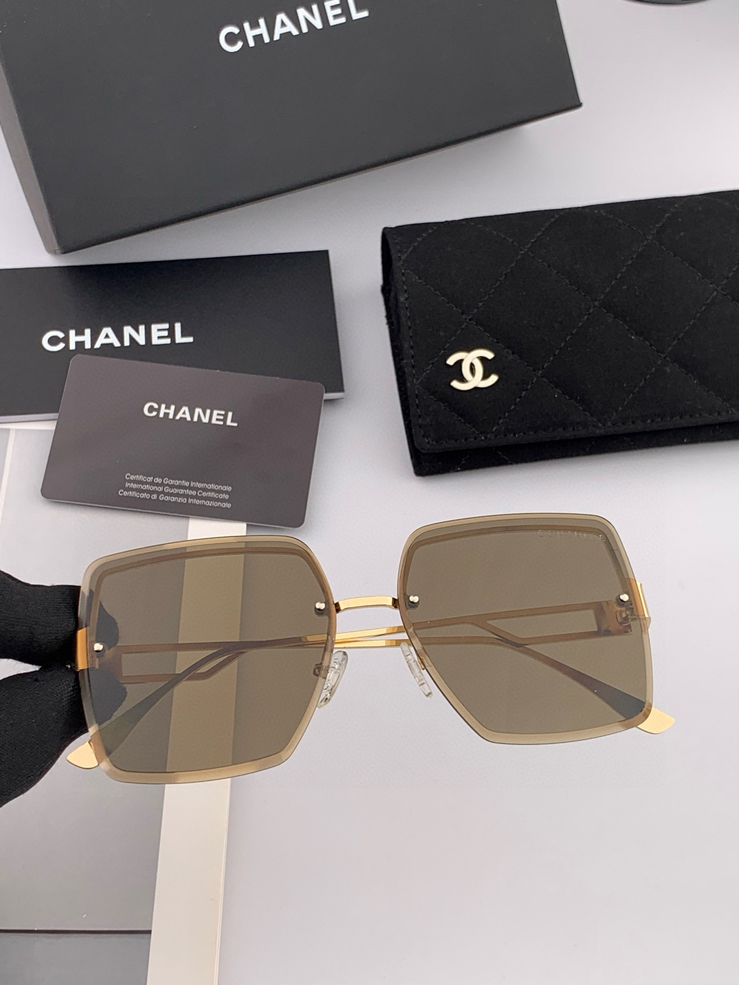    新品CHANEL 香奈儿太阳镜以独特魅力和前卫风格诠释春夏最新眼镜，质感超好佩带舒适 型号：CH5