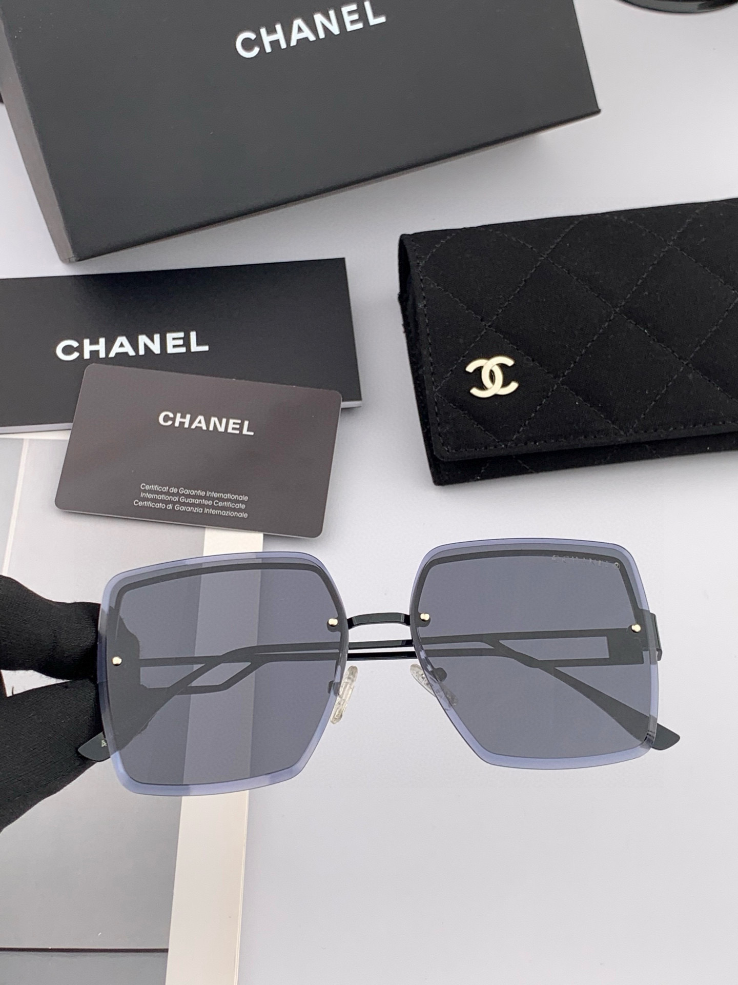    新品CHANEL 香奈儿太阳镜以独特魅力和前卫风格诠释春夏最新眼镜，质感超好佩带舒适 型号：CH5