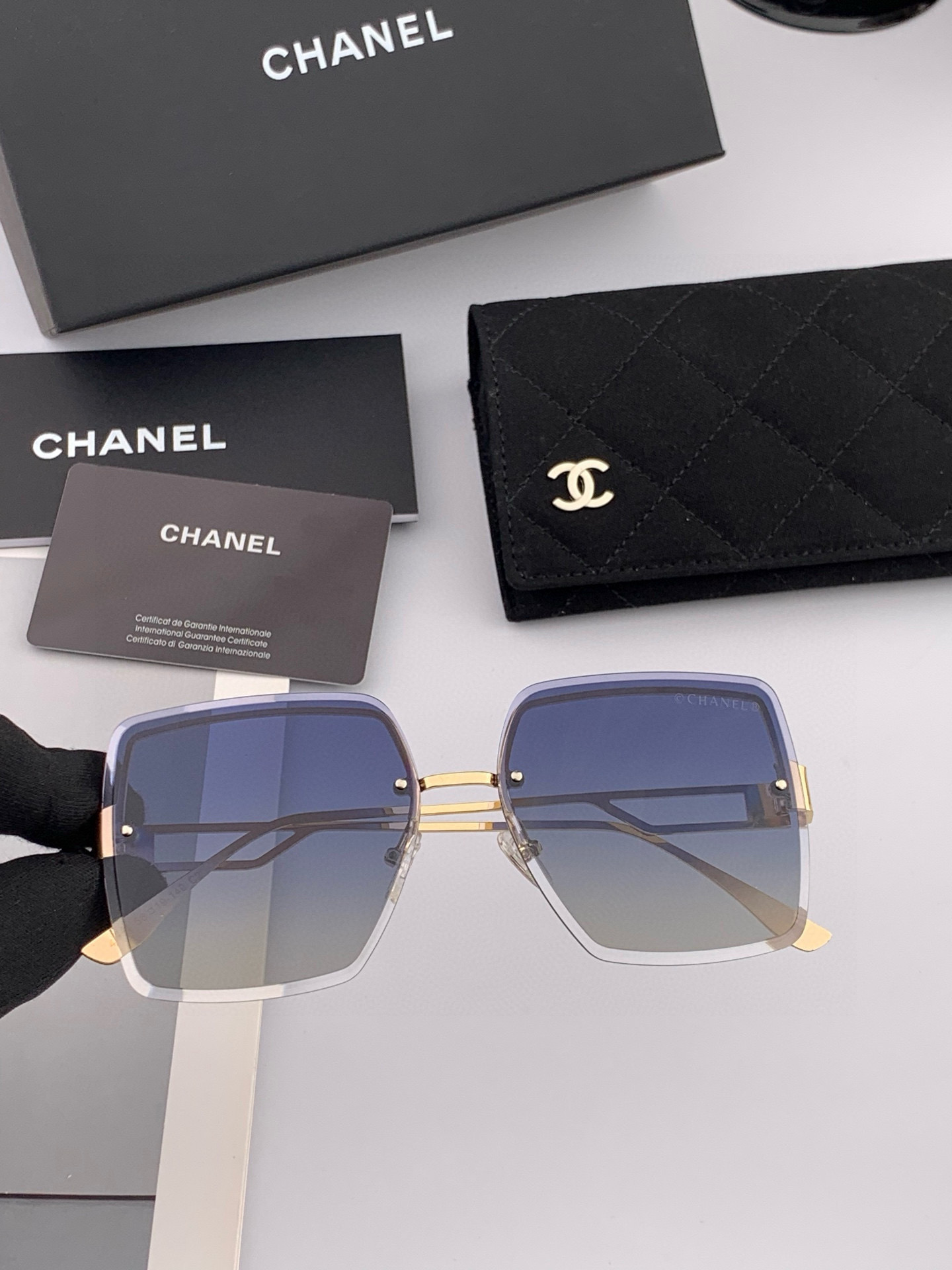    新品CHANEL 香奈儿太阳镜以独特魅力和前卫风格诠释春夏最新眼镜，质感超好佩带舒适 型号：CH5