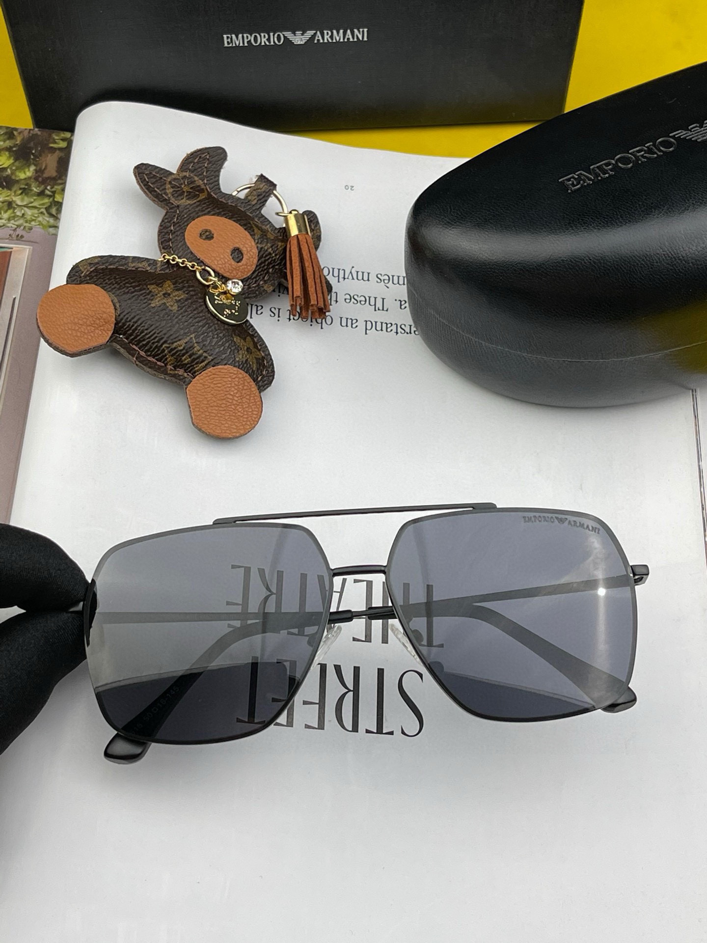        阿玛尼男款炫彩飞行员偏光太阳镜 ❤️材质：高清尼龙加厚卡槽高清偏光镜片 🌹无边框镜架💕颜👍