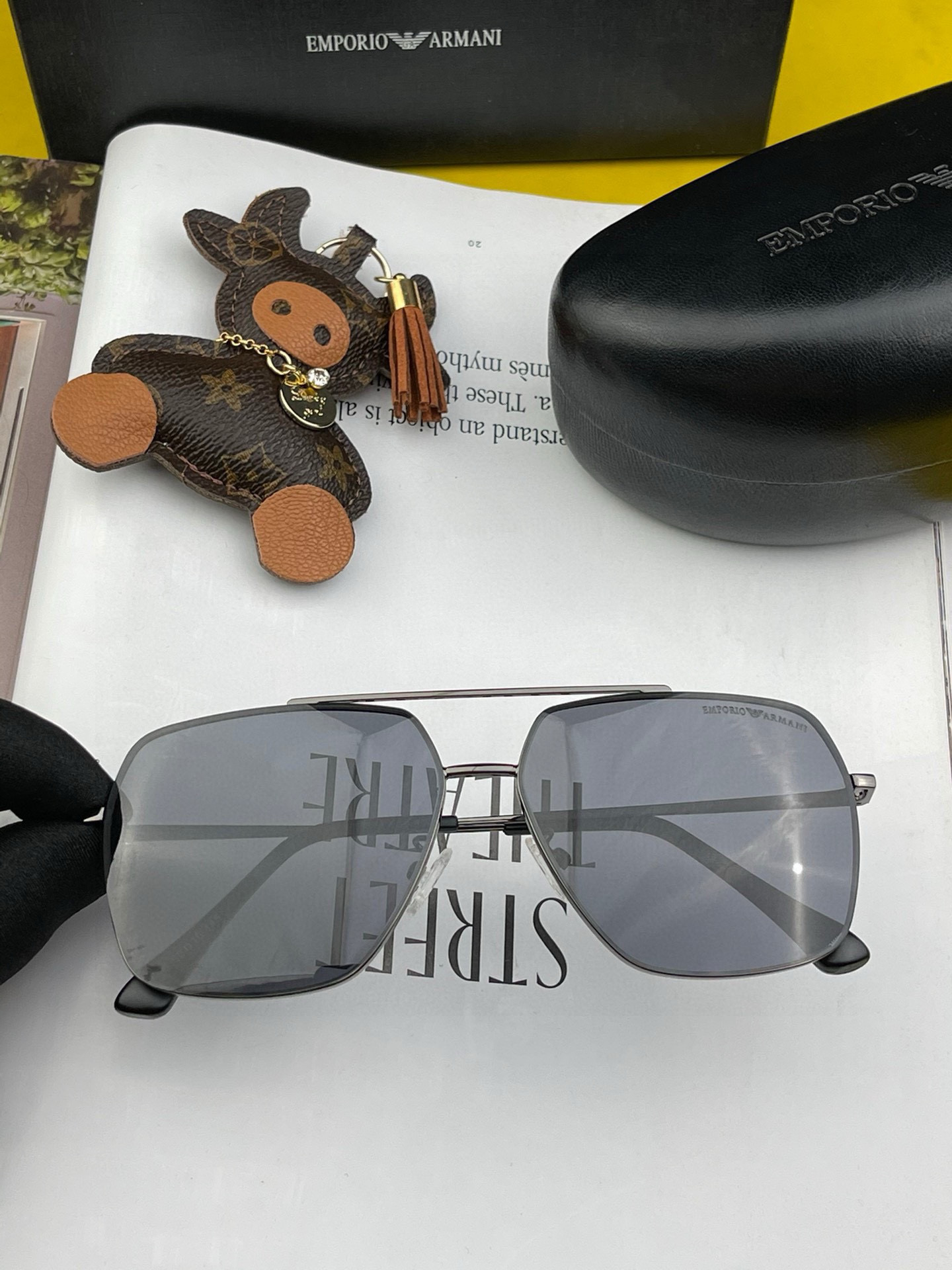        阿玛尼男款炫彩飞行员偏光太阳镜 ❤️材质：高清尼龙加厚卡槽高清偏光镜片 🌹无边框镜架💕颜👍