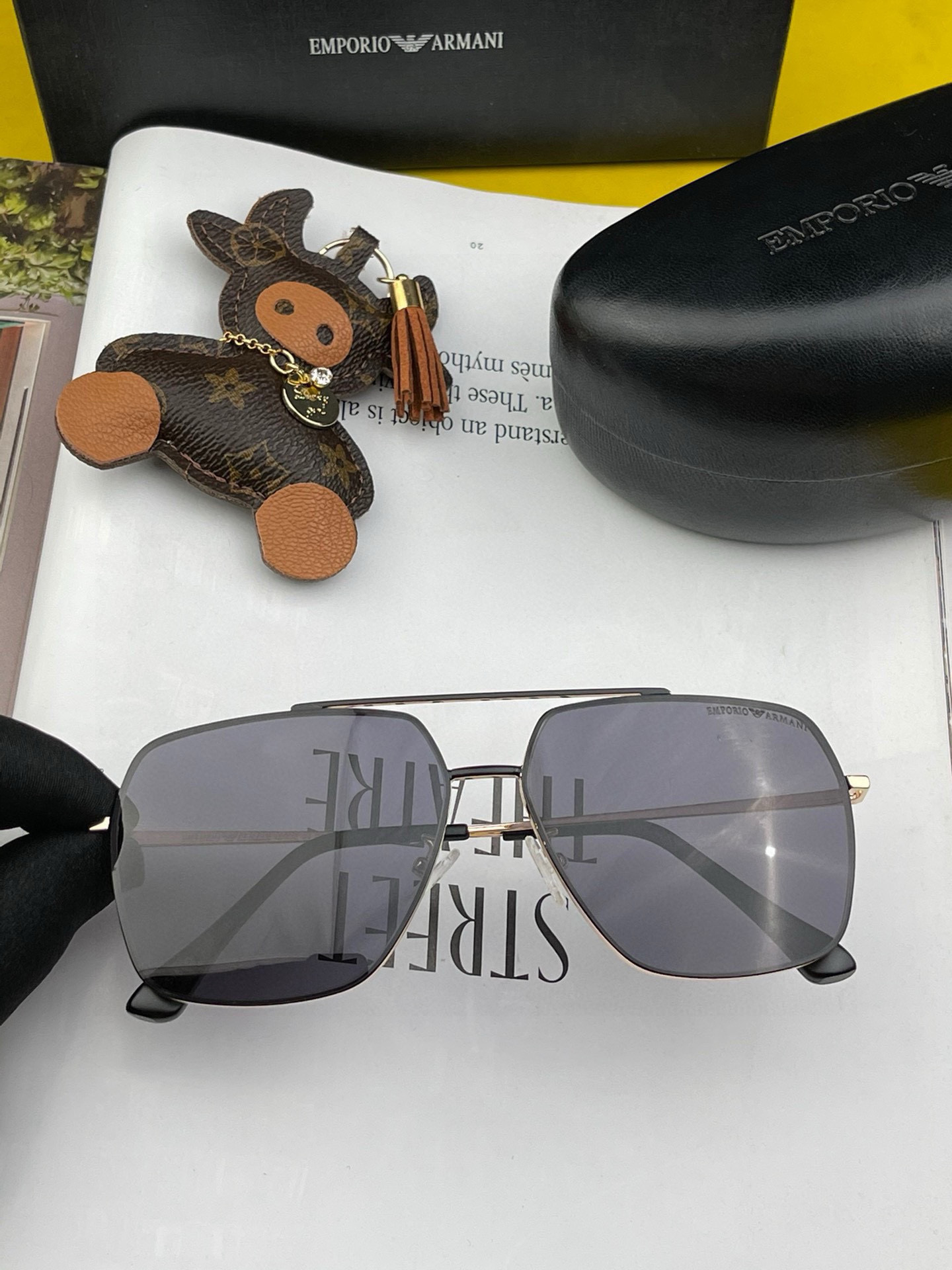        阿玛尼男款炫彩飞行员偏光太阳镜 ❤️材质：高清尼龙加厚卡槽高清偏光镜片 🌹无边框镜架💕颜👍