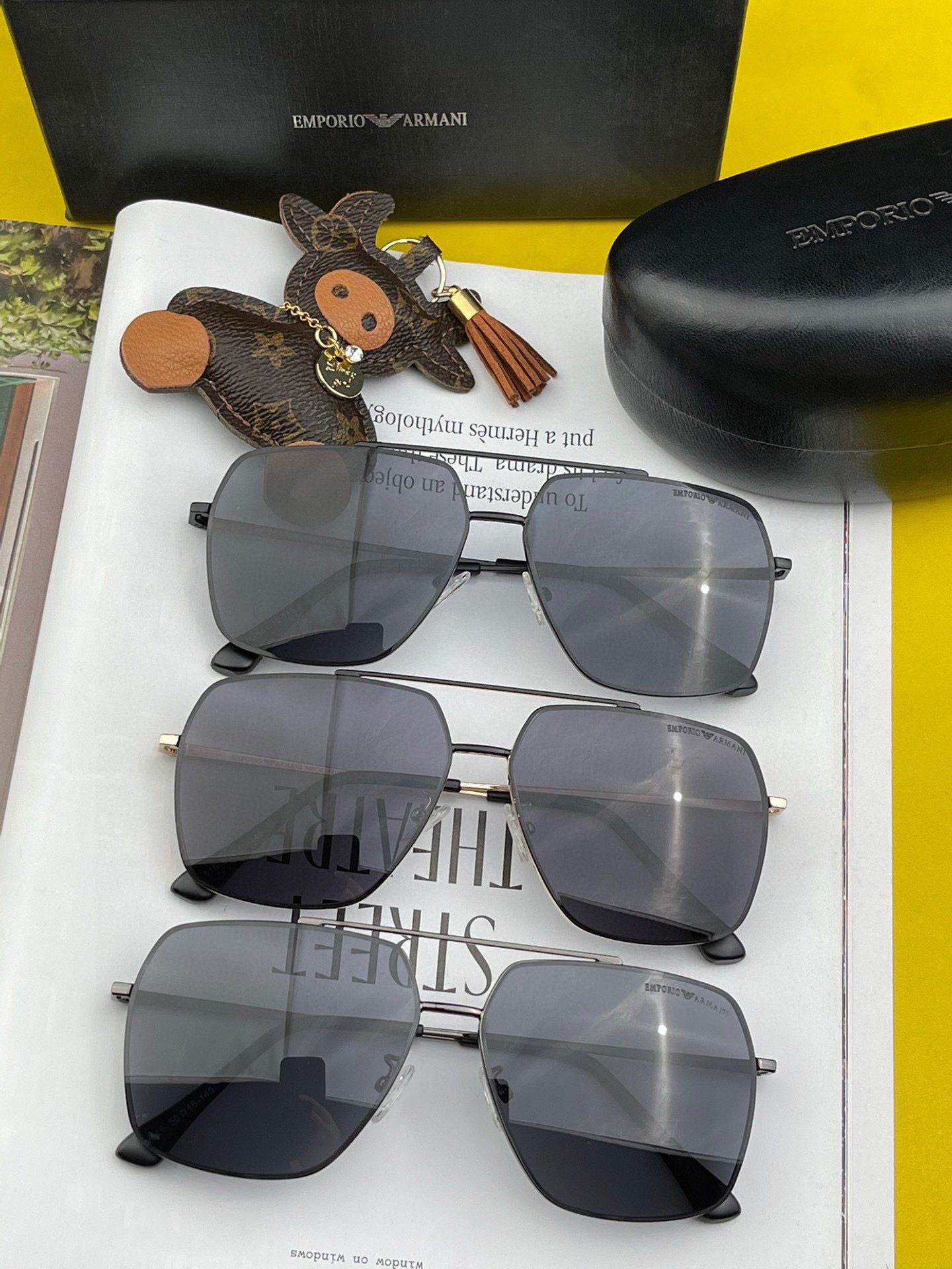        阿玛尼男款炫彩飞行员偏光太阳镜 ❤️材质：高清尼龙加厚卡槽高清偏光镜片 🌹无边框镜架💕颜👍