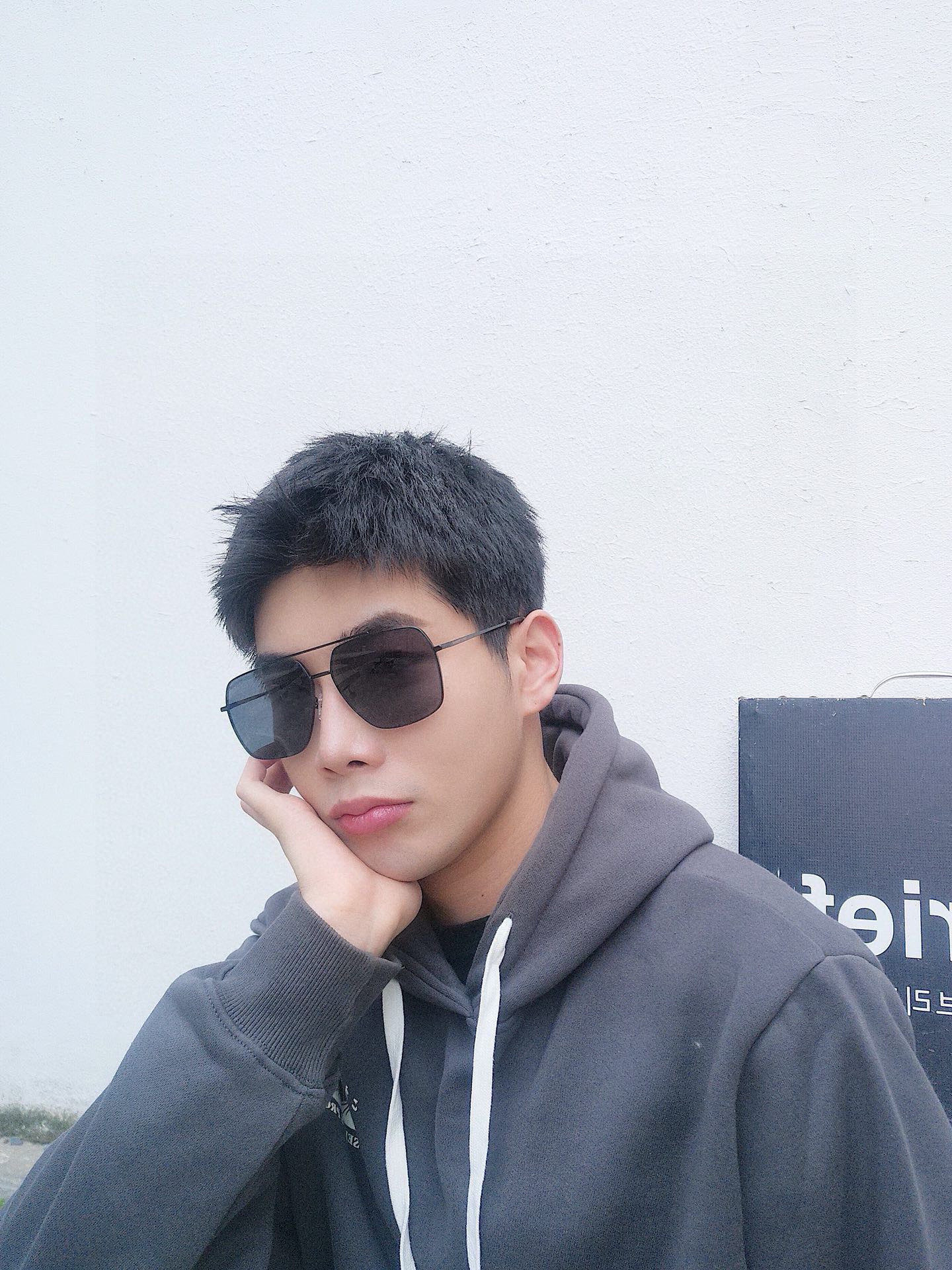        阿玛尼男款炫彩飞行员偏光太阳镜 ❤️材质：高清尼龙加厚卡槽高清偏光镜片 🌹无边框镜架💕颜👍