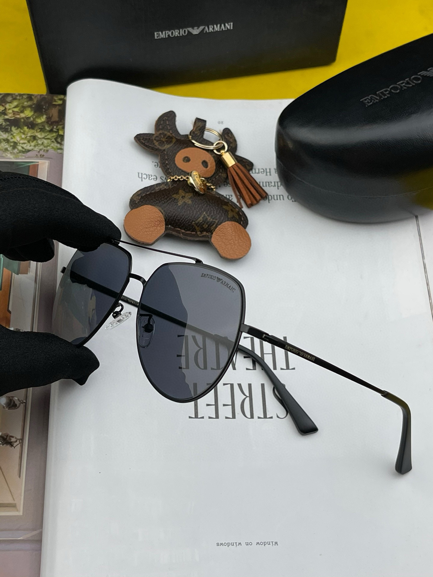        阿玛尼男款炫彩飞行员偏光太阳镜 ❤️材质：高清尼龙加厚卡槽高清偏光镜片 🌹无边框镜架💕颜👍