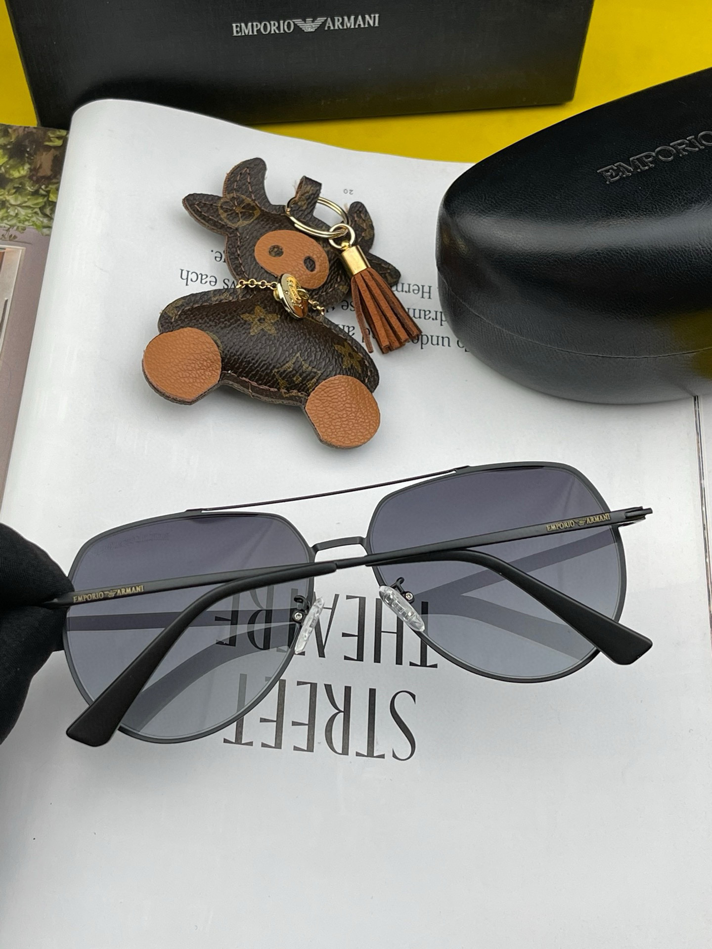        阿玛尼男款炫彩飞行员偏光太阳镜 ❤️材质：高清尼龙加厚卡槽高清偏光镜片 🌹无边框镜架💕颜👍