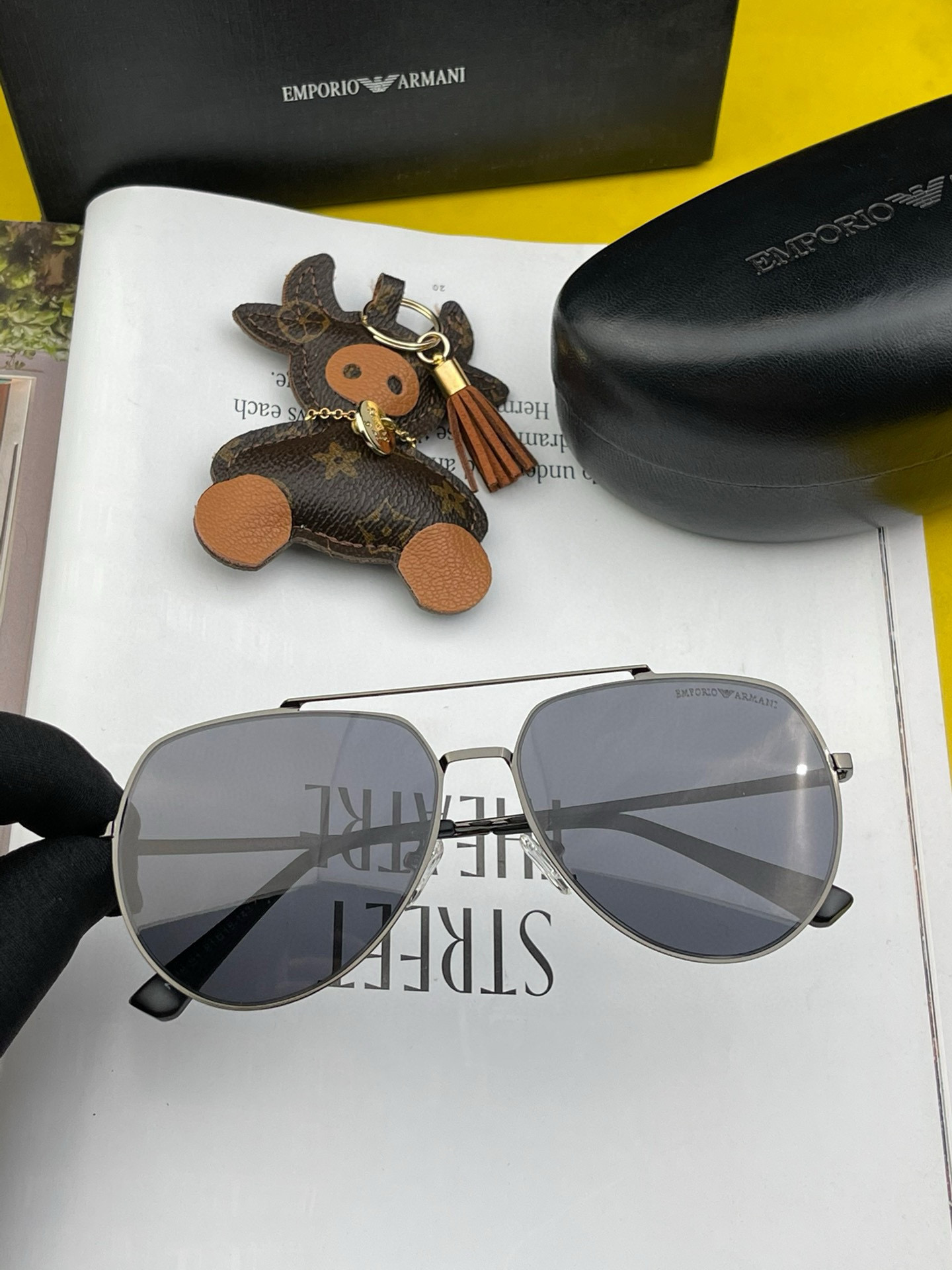        阿玛尼男款炫彩飞行员偏光太阳镜 ❤️材质：高清尼龙加厚卡槽高清偏光镜片 🌹无边框镜架💕颜👍