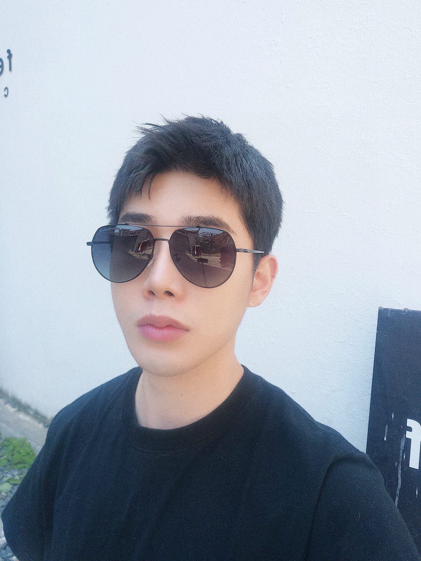        阿玛尼男款炫彩飞行员偏光太阳镜 ❤️材质：高清尼龙加厚卡槽高清偏光镜片 🌹无边框镜架💕颜👍