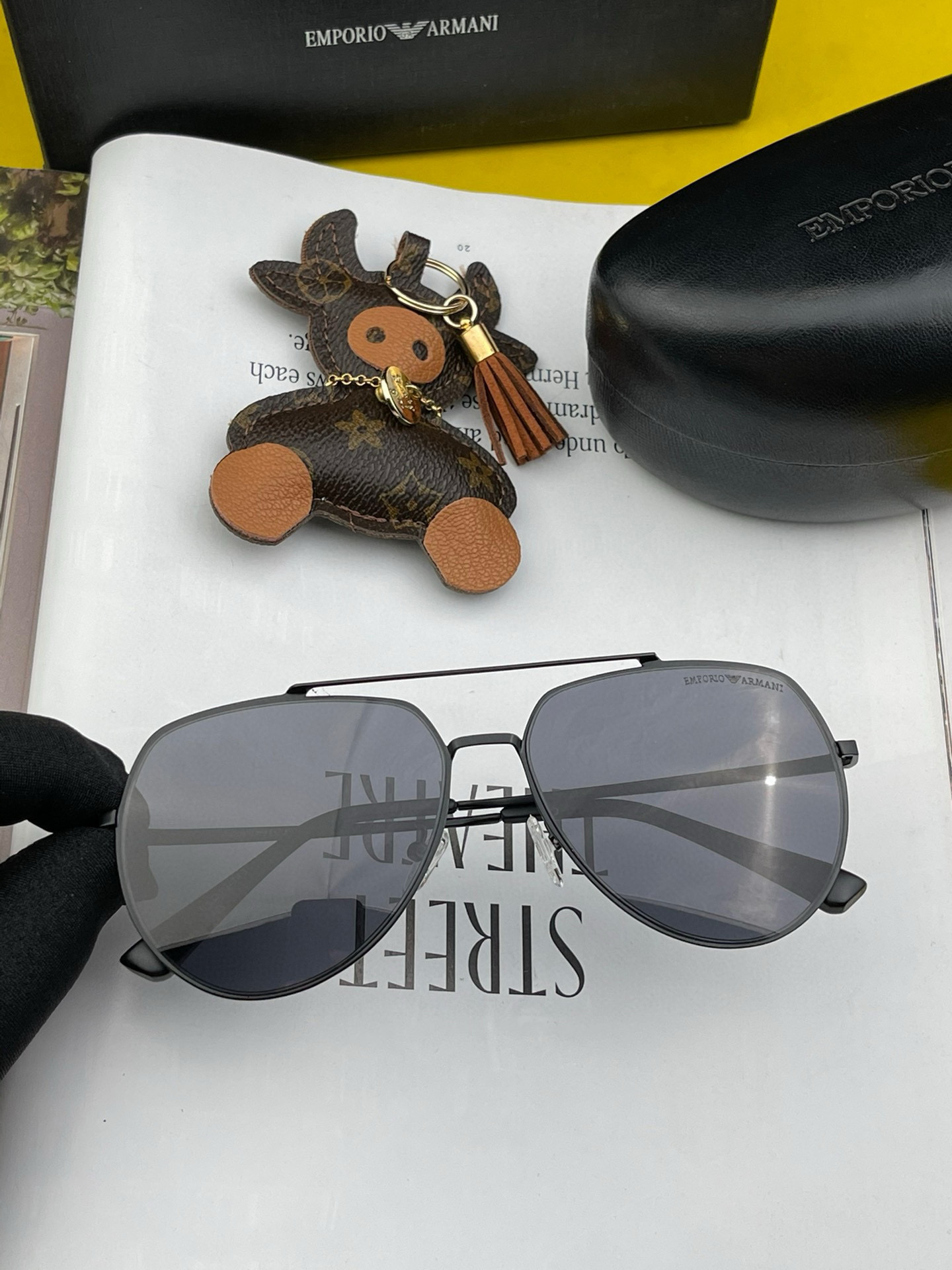        阿玛尼男款炫彩飞行员偏光太阳镜 ❤️材质：高清尼龙加厚卡槽高清偏光镜片 🌹无边框镜架💕颜👍