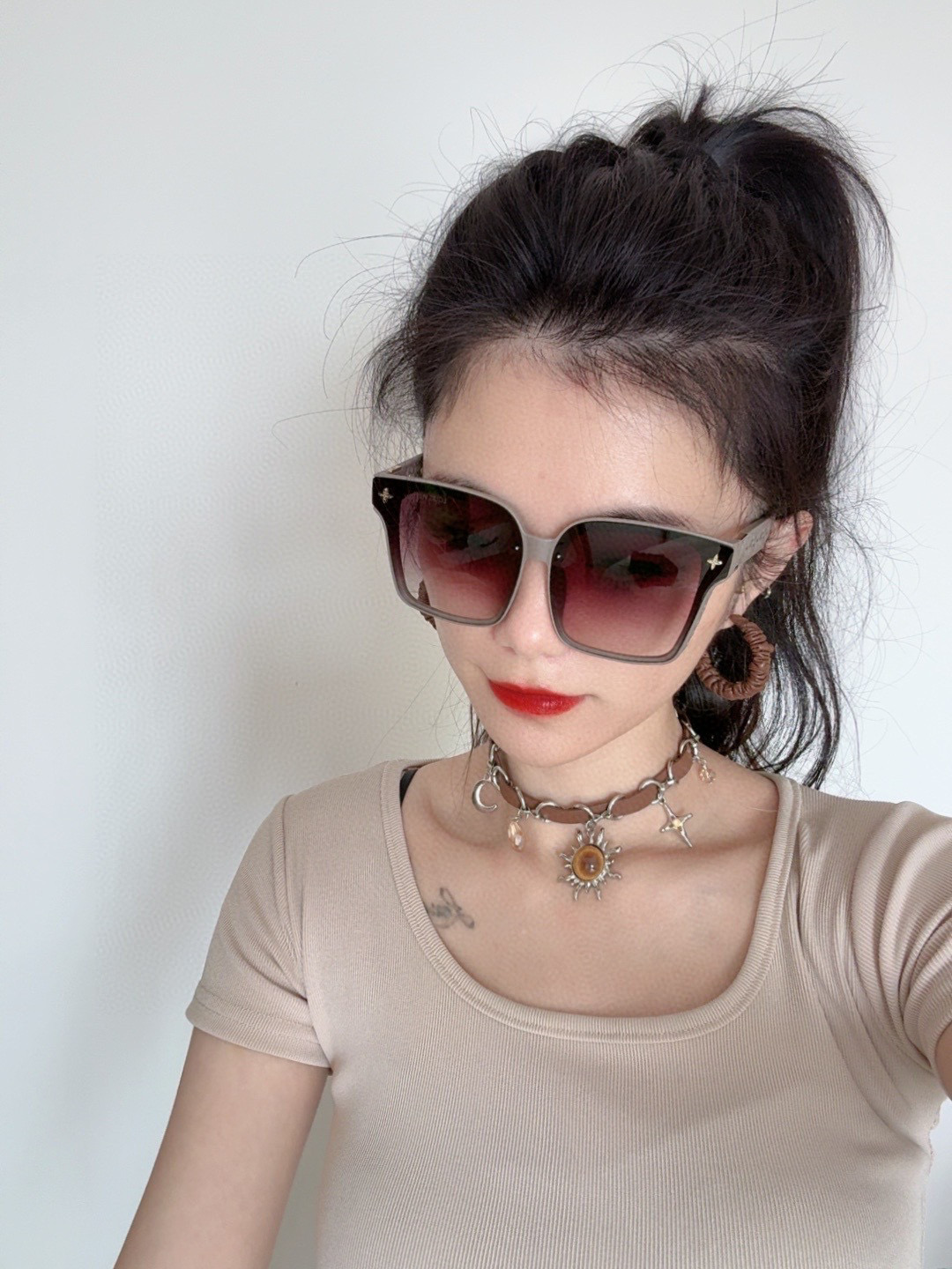 NO:368696,LV 2025 new women's square frame sunglasses driving sunglasses New sunglasses Fashionable and generous Comfortable and lightweight Exquisite and luxurious Ultralight Model L2132 glasses sunglasses sunglasses, glasses, louis vuitton19860909LV 2025新款女士方框太阳眼镜 开车墨镜 新款太阳镜 时尚大方 舒适轻盈 精致奢华 超轻 型号L2132眼镜墨镜太阳镜,眼镜,louis vuitton,glasses