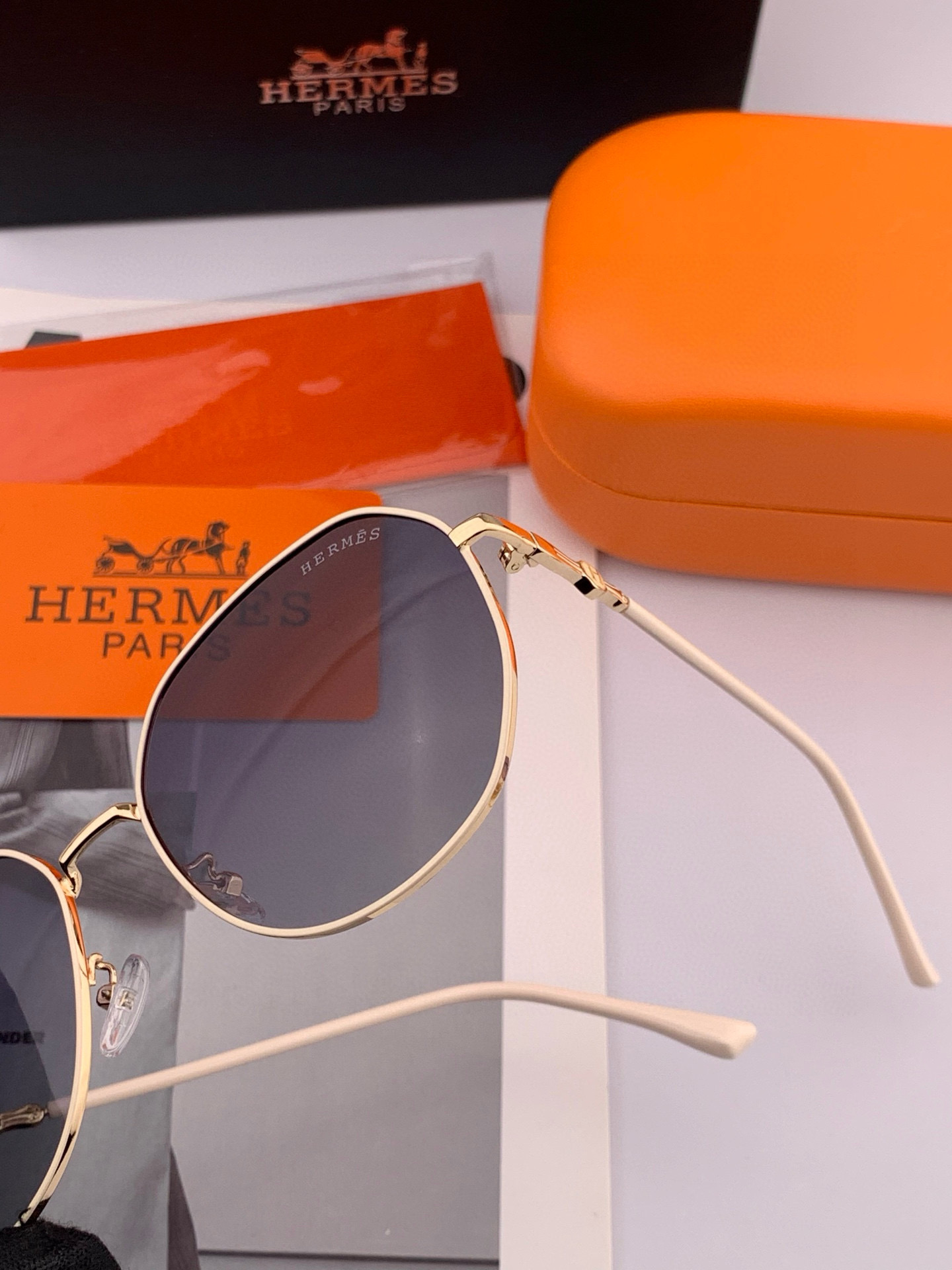   2025新款 爱马仕女士偏光太阳镜🕶️ 宝丽来高清镜片🎉高品质TR-90镜框 时尚百搭！
型号：H3