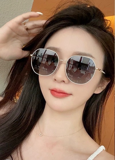   2025新款 爱马仕女士偏光太阳镜🕶️ 宝丽来高清镜片🎉高品质TR-90镜框 时尚百搭！
型号：H3