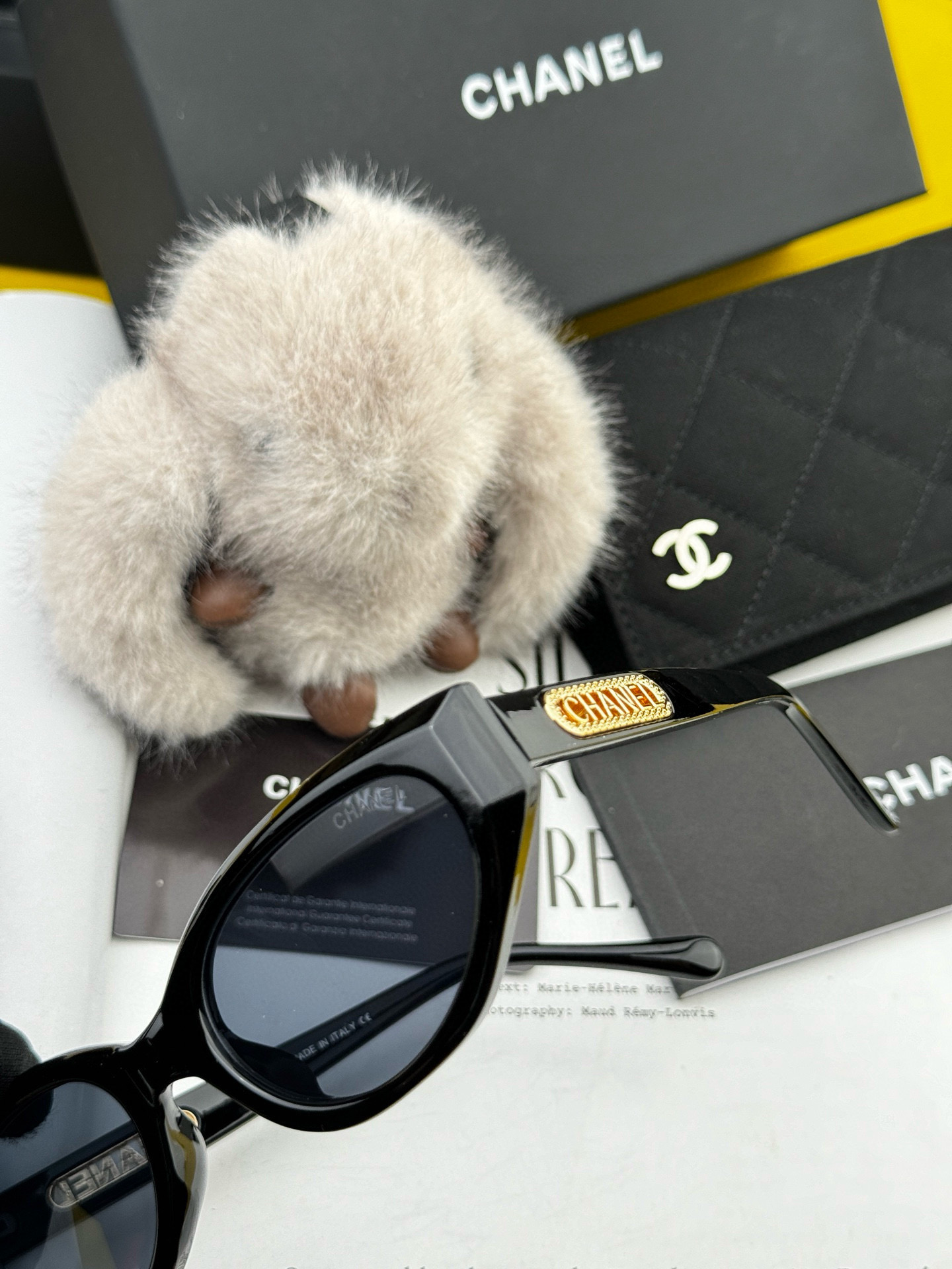    Chanel太阳镜墨镜  经典小框设计，不挑脸型，无论搭配大衣还是连衣裙都非常显气质太阳镜预防紫外