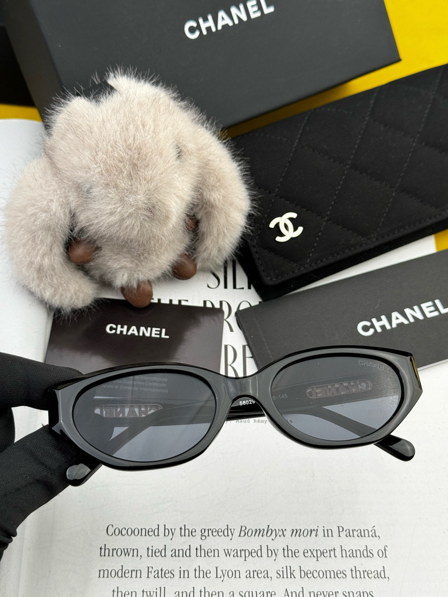    Chanel太阳镜墨镜  经典小框设计，不挑脸型，无论搭配大衣还是连衣裙都非常显气质太阳镜预防紫外