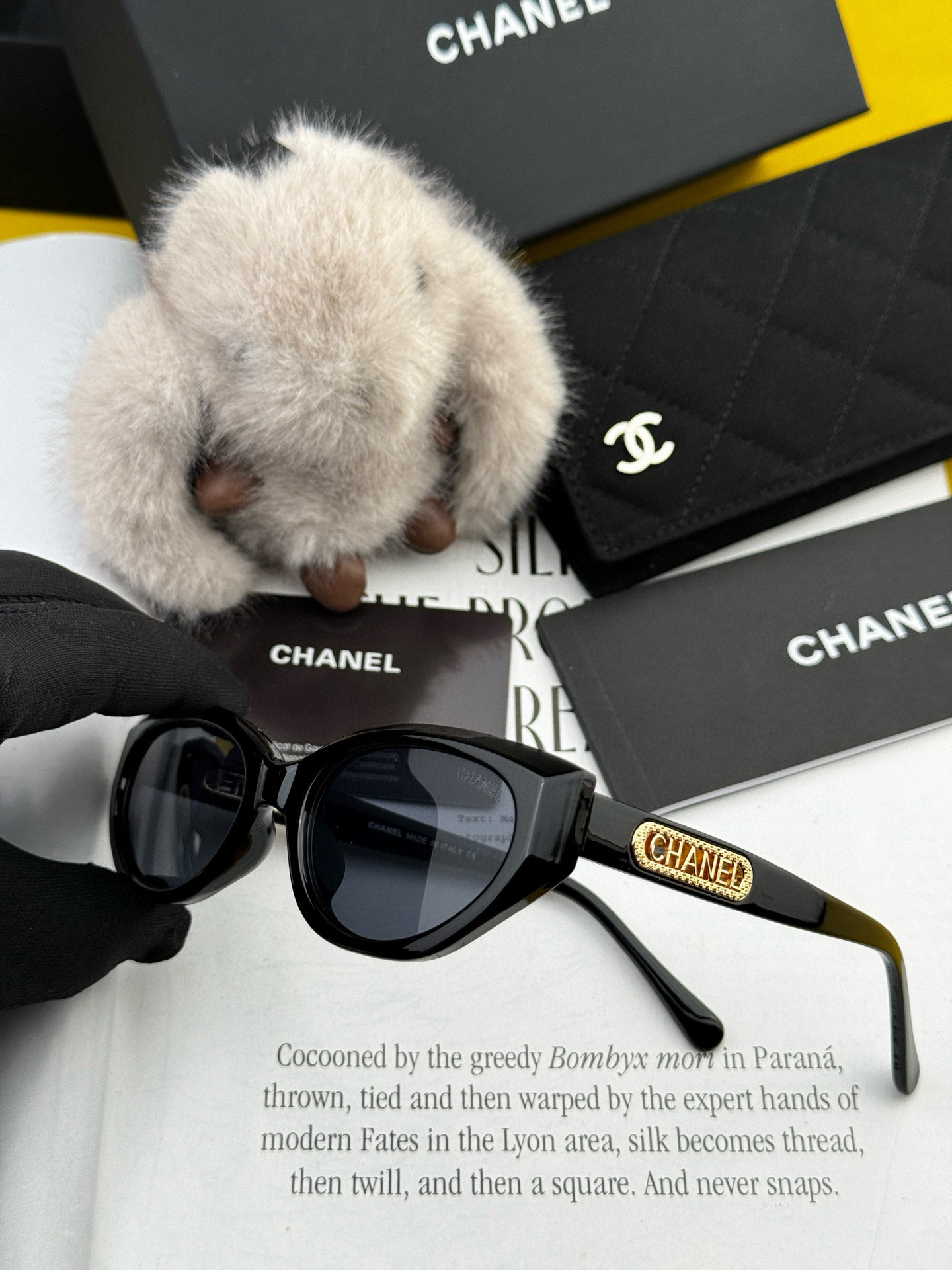    Chanel太阳镜墨镜  经典小框设计，不挑脸型，无论搭配大衣还是连衣裙都非常显气质太阳镜预防紫外