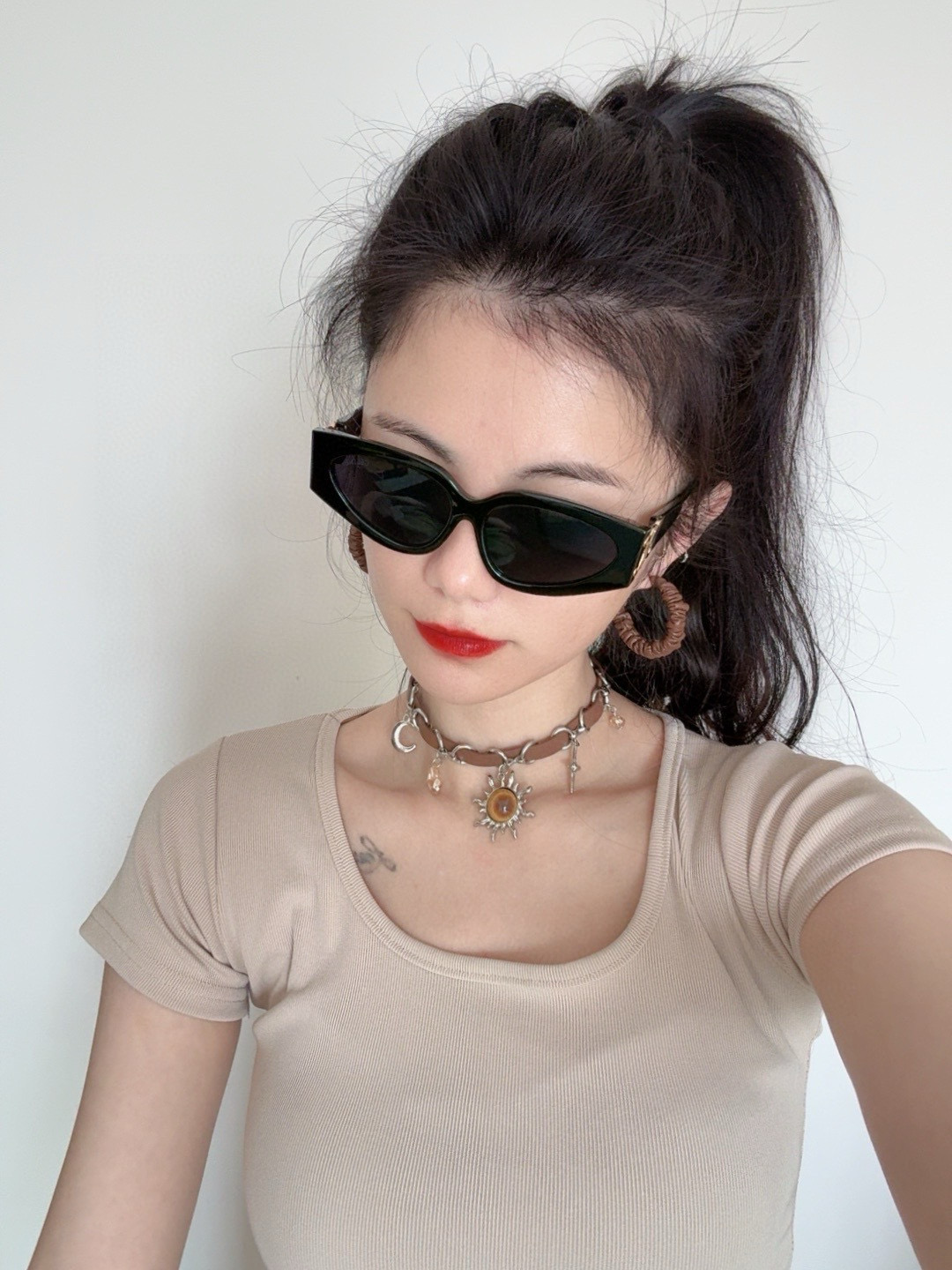 🌷🌷瑟琳
新款到货🆕🆕酷酷高品质  2⃣️色潮品强强大框型太阳镜➕简约logo装饰！太阳镜，要的赶紧哦玫