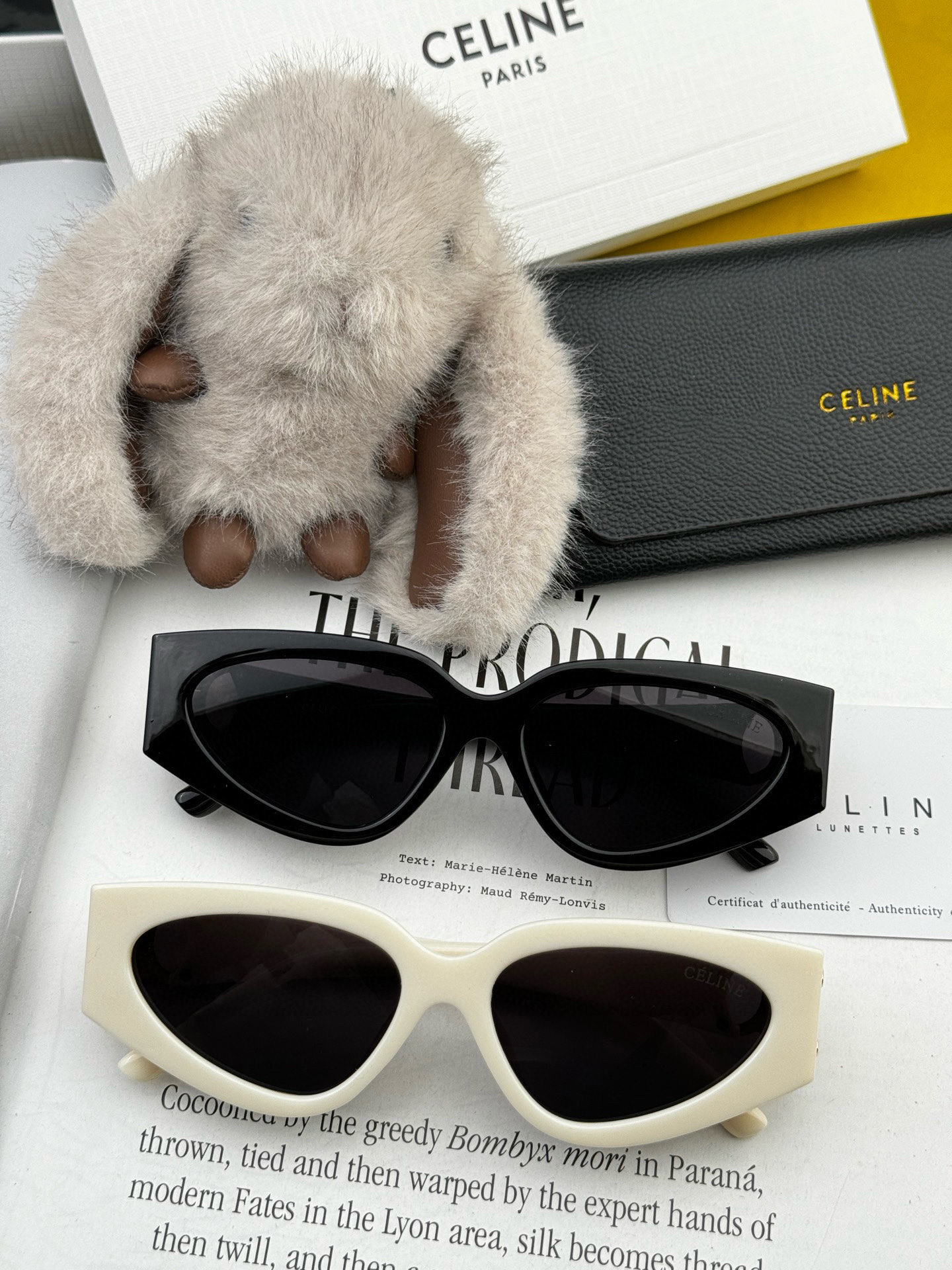 🌷🌷瑟琳
新款到货🆕🆕酷酷高品质  2⃣️色潮品强强大框型太阳镜➕简约logo装饰！太阳镜，要的赶紧哦玫