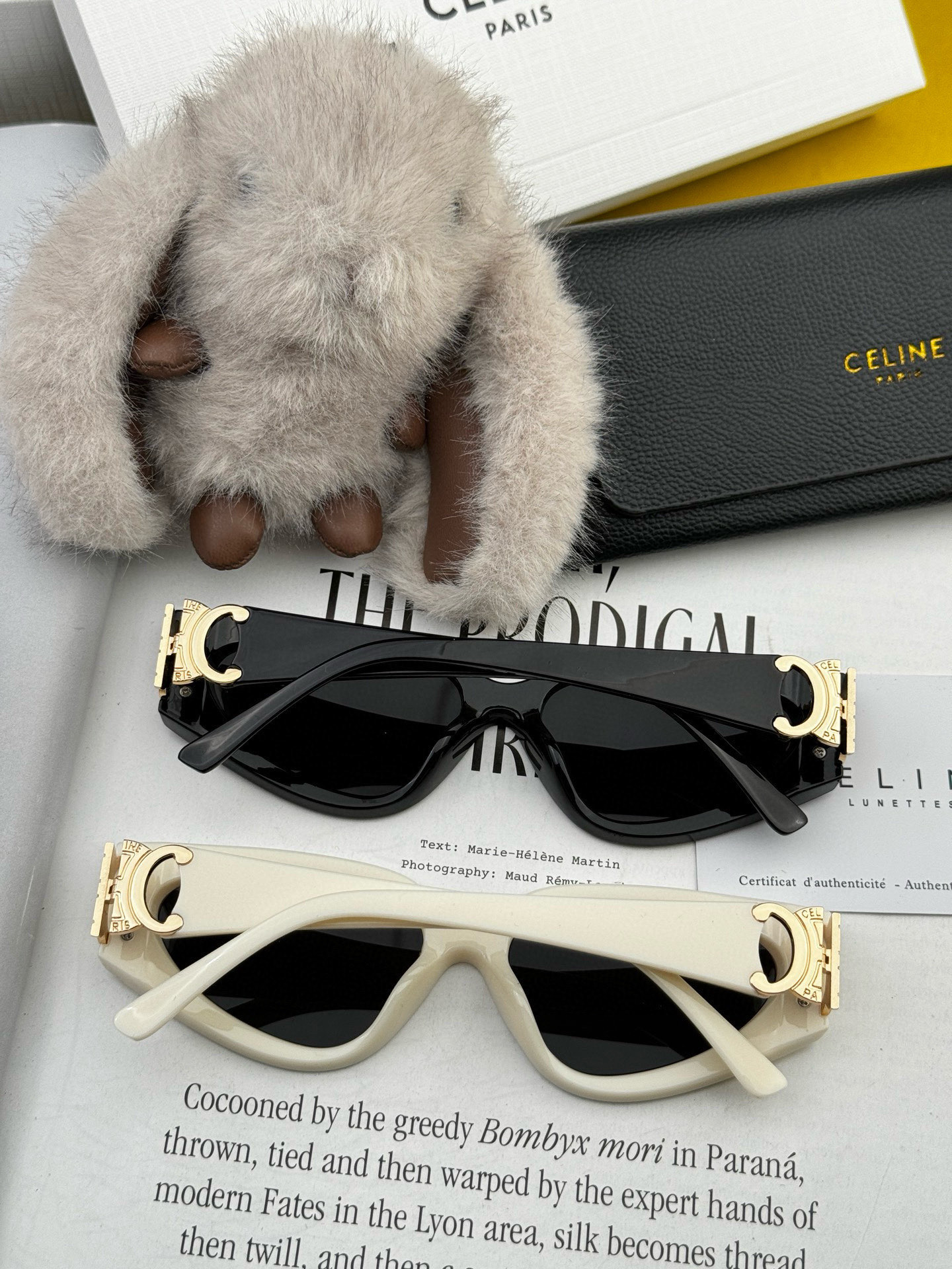 🌷🌷瑟琳
新款到货🆕🆕酷酷高品质  2⃣️色潮品强强大框型太阳镜➕简约logo装饰！太阳镜，要的赶紧哦玫