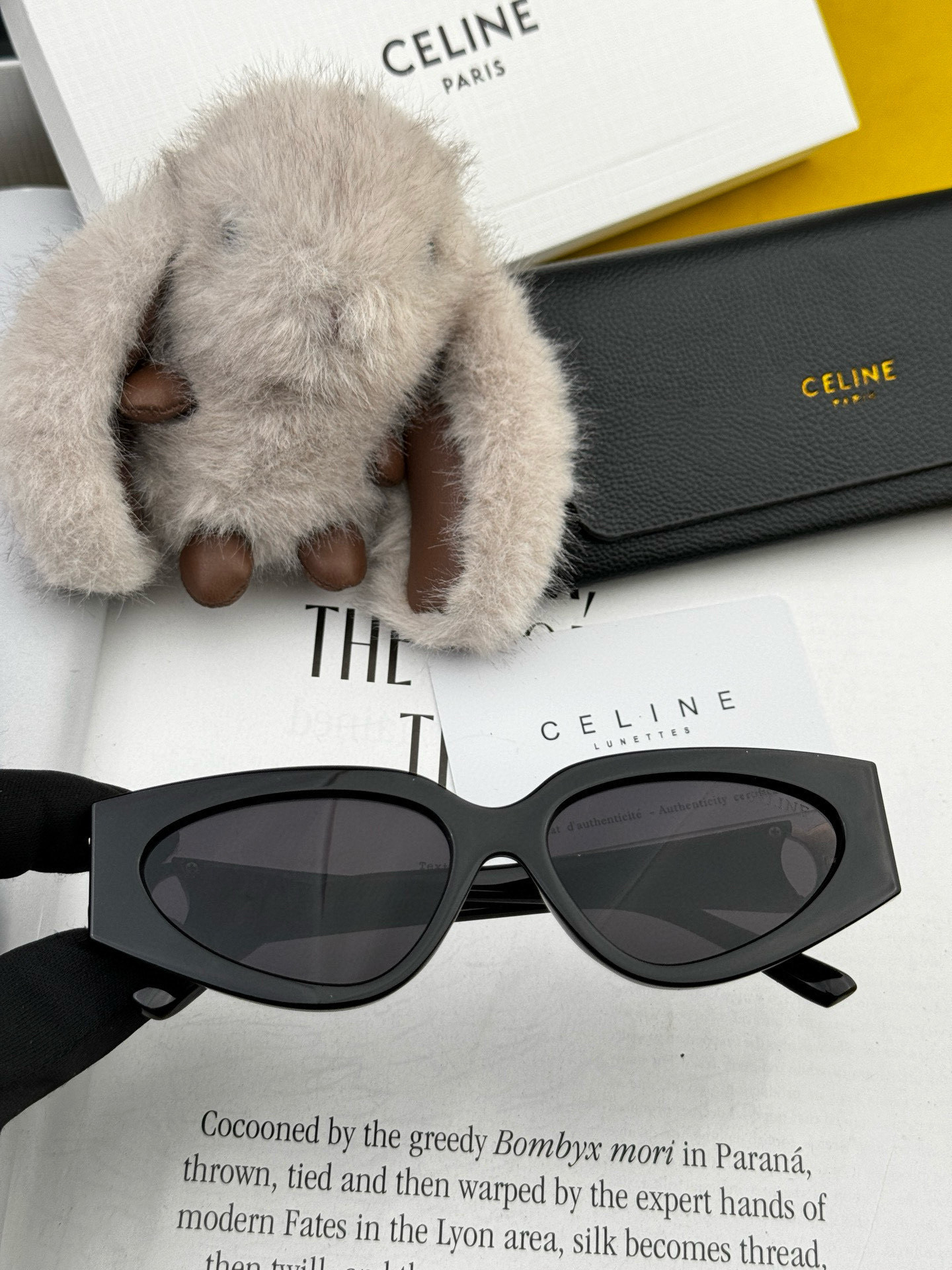 🌷🌷瑟琳
新款到货🆕🆕酷酷高品质  2⃣️色潮品强强大框型太阳镜➕简约logo装饰！太阳镜，要的赶紧哦玫