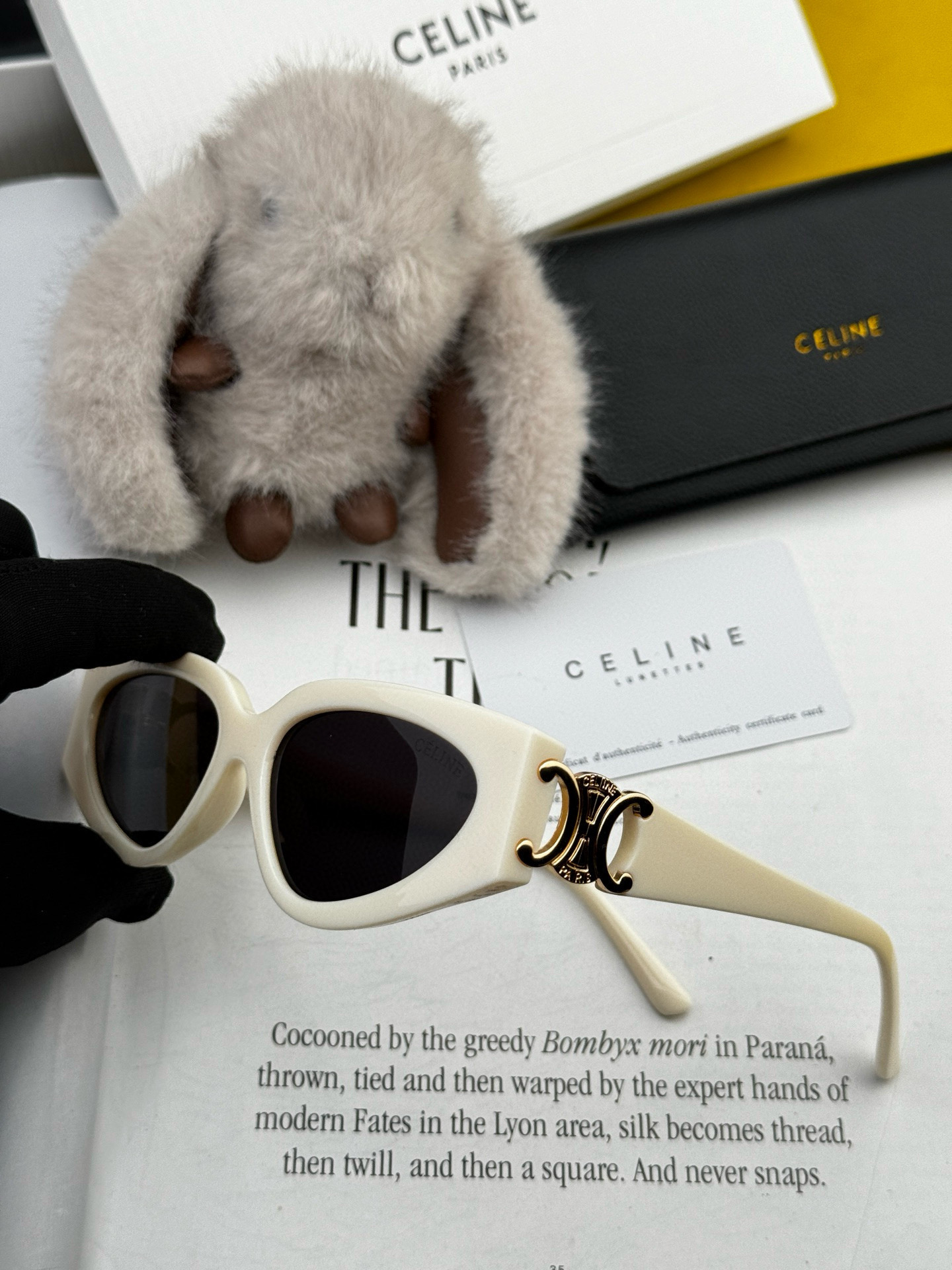 🌷🌷瑟琳
新款到货🆕🆕酷酷高品质  2⃣️色潮品强强大框型太阳镜➕简约logo装饰！太阳镜，要的赶紧哦玫