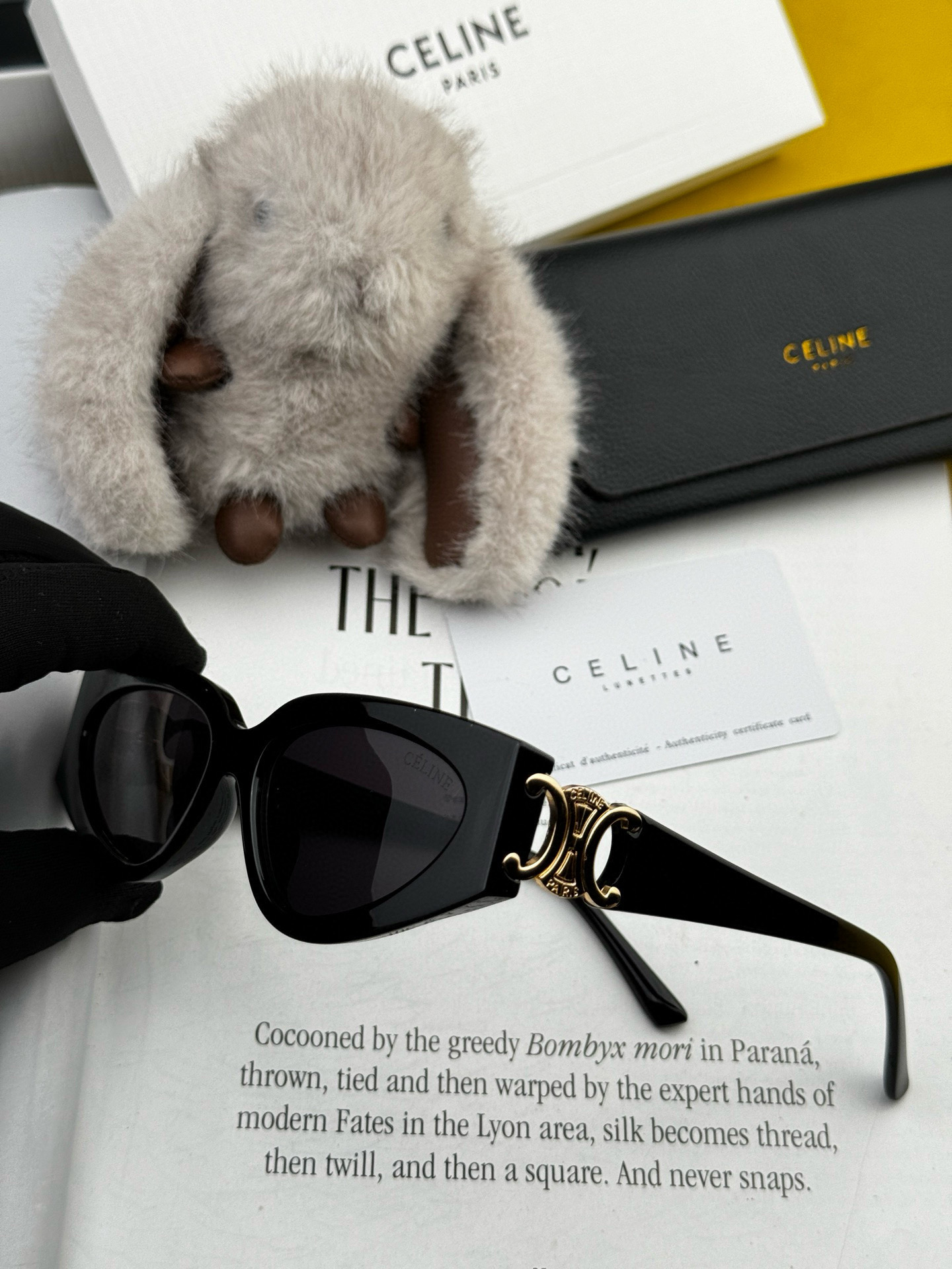 🌷🌷瑟琳
新款到货🆕🆕酷酷高品质  2⃣️色潮品强强大框型太阳镜➕简约logo装饰！太阳镜，要的赶紧哦玫