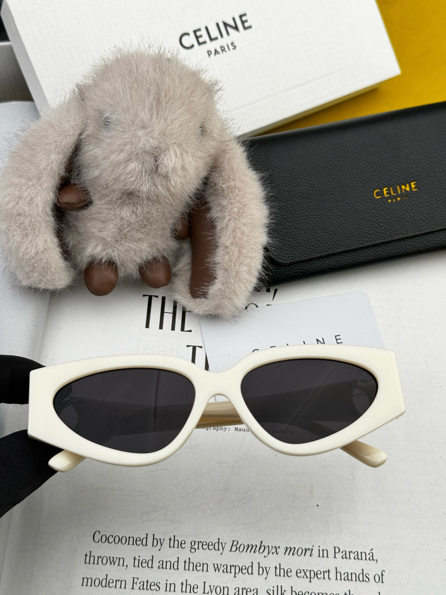 🌷🌷瑟琳
新款到货🆕🆕酷酷高品质  2⃣️色潮品强强大框型太阳镜➕简约logo装饰！太阳镜，要的赶紧哦玫