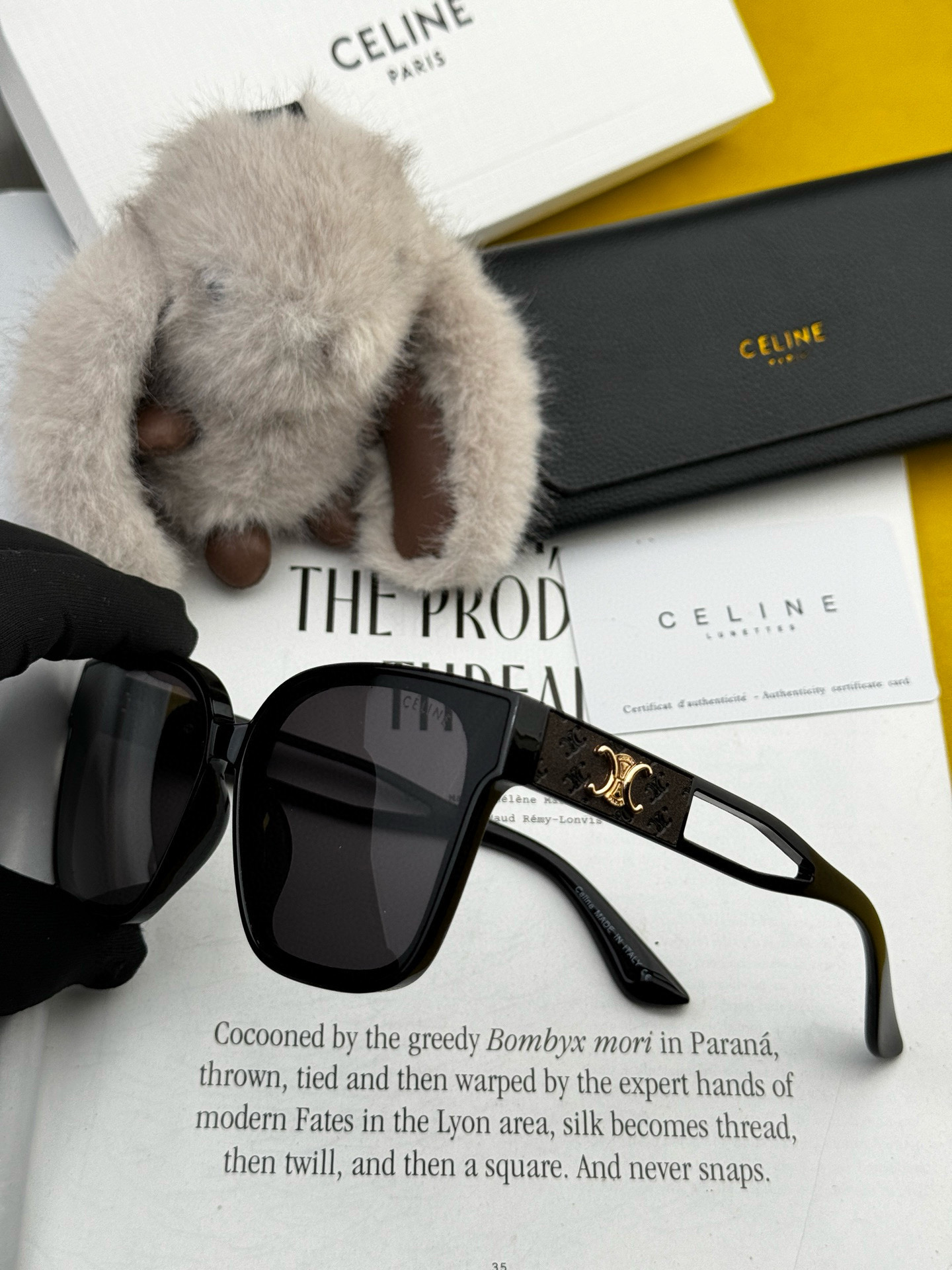 🌷🌷瑟琳
新款到货🆕🆕酷酷高品质  2⃣️色潮品强强大框型太阳镜➕简约logo装饰！太阳镜，要的赶紧哦玫