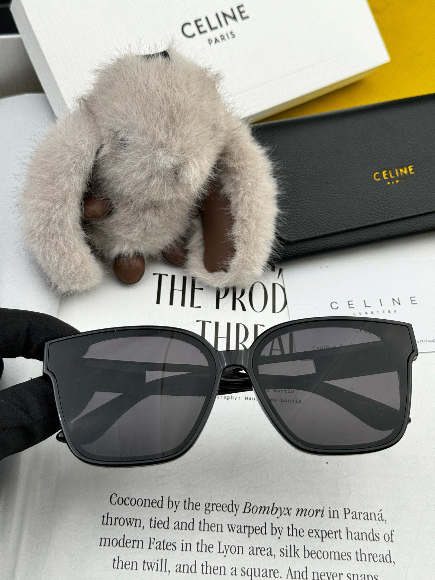 🌷🌷瑟琳
新款到货🆕🆕酷酷高品质  2⃣️色潮品强强大框型太阳镜➕简约logo装饰！太阳镜，要的赶紧哦玫