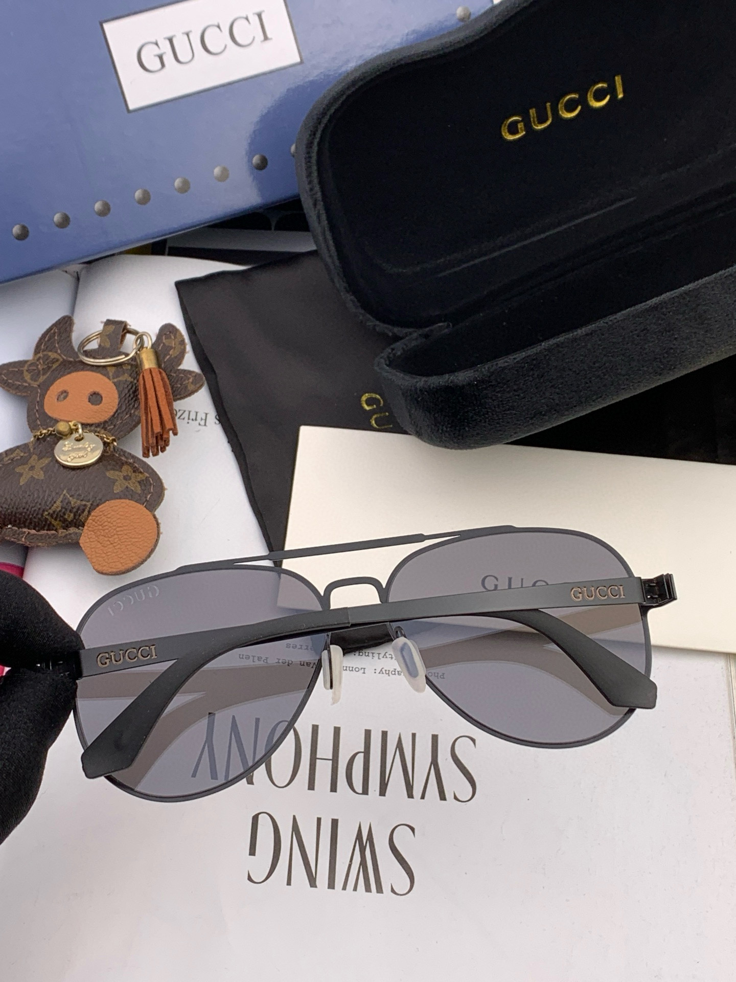   GUCCI 2025新款超轻无螺丝压不坏系列情侣款太阳镜高清尼龙镜片 商务旅行版 绅士高清太阳眼镜 