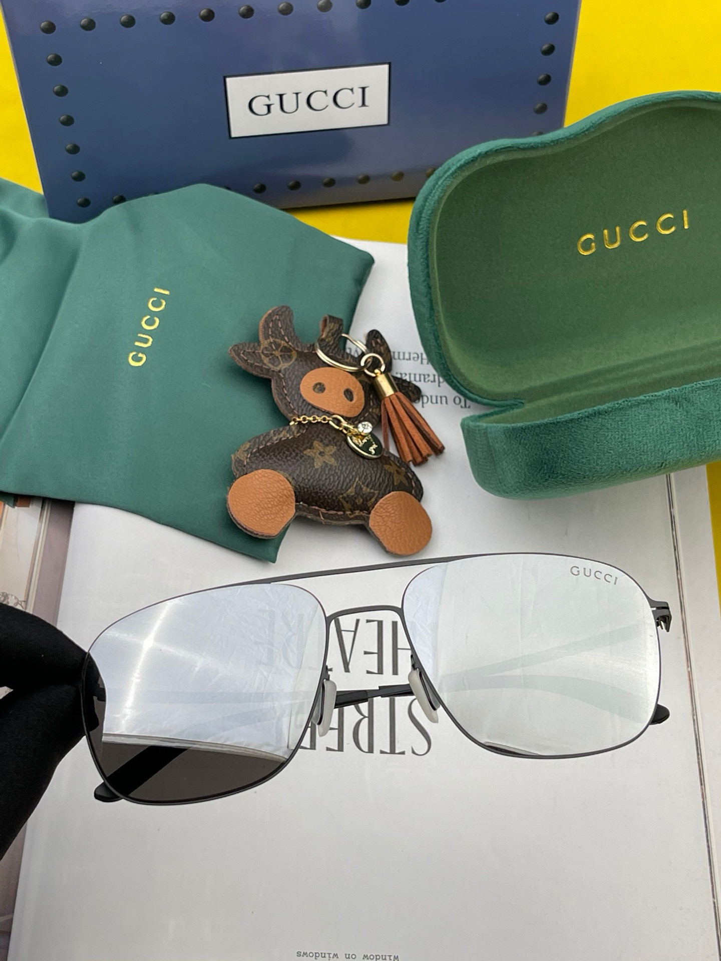 
   Gucci 春夏新款超轻无螺丝压不坏系列情侣款太阳镜高清尼龙镜片🦅完美品质，适合各种脸型，经典太